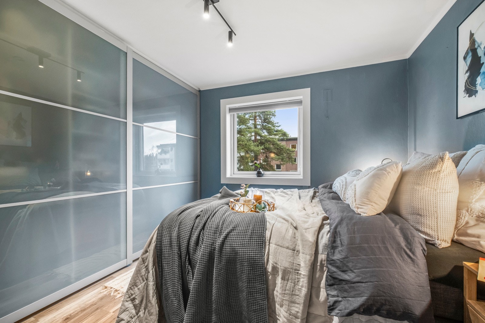 To av soverommene har plassbygde skap, og på hovedsoverommet er det en stor skyvedørsgarderobe med frostede glassdører. Galleribilde