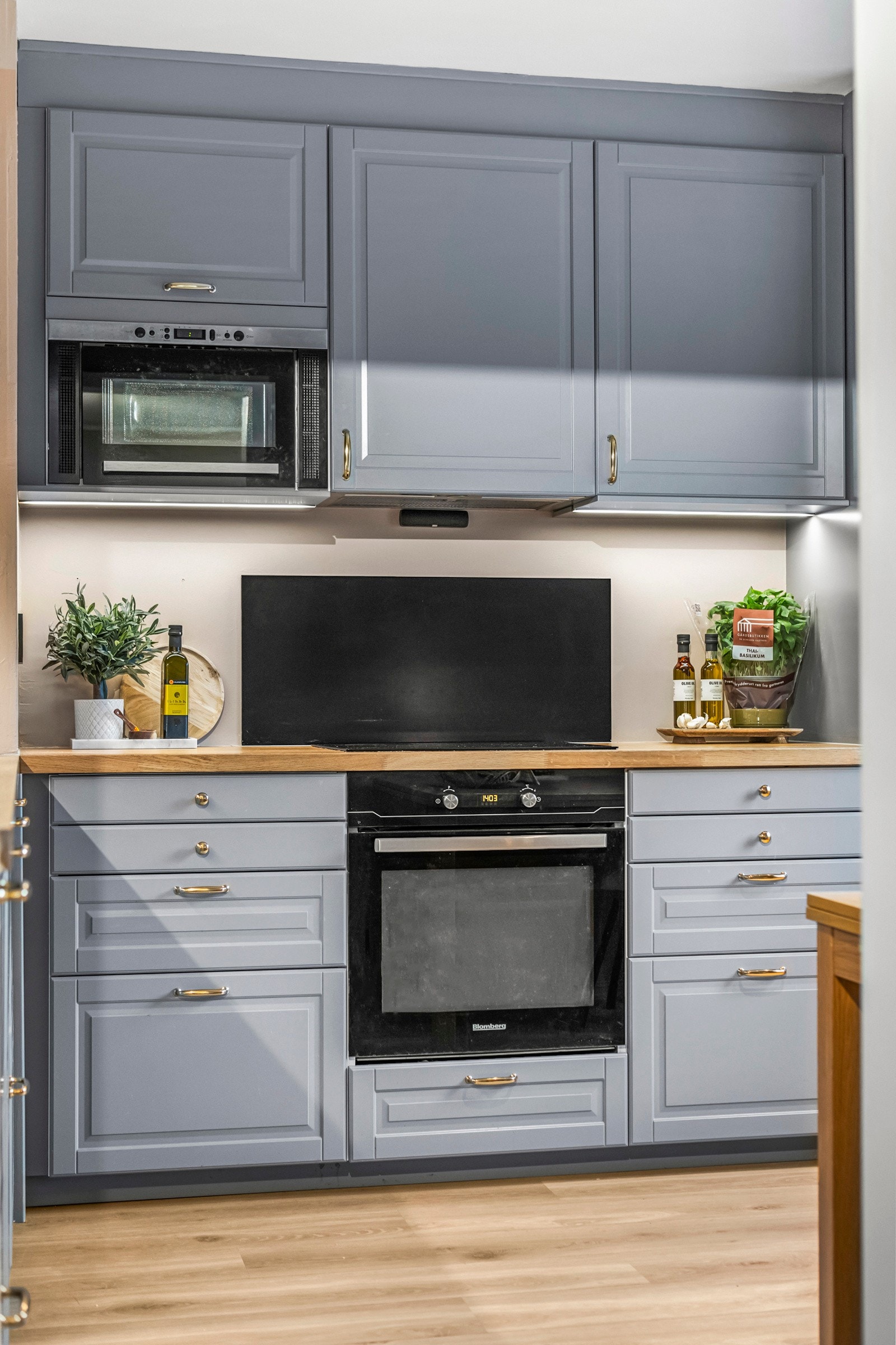 I 2022 ble det montert ny kjøkkeninnredning fra Ikea, plassert i L-form og holdt i en klassisk stil med takoppforede skap. Galleribilde