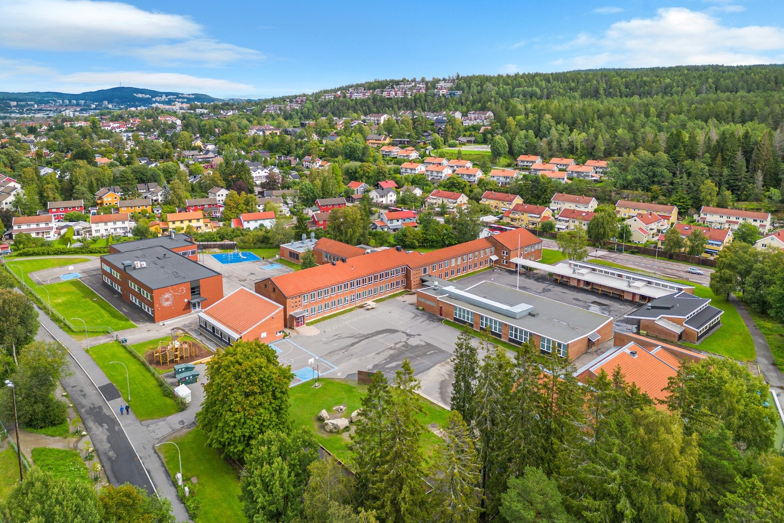 Eiendommen sogner til populære Trasop barneskole (1.-7. trinn) og Skøyenåsen ungdomsskole (8.-10. trinn). Galleribilde