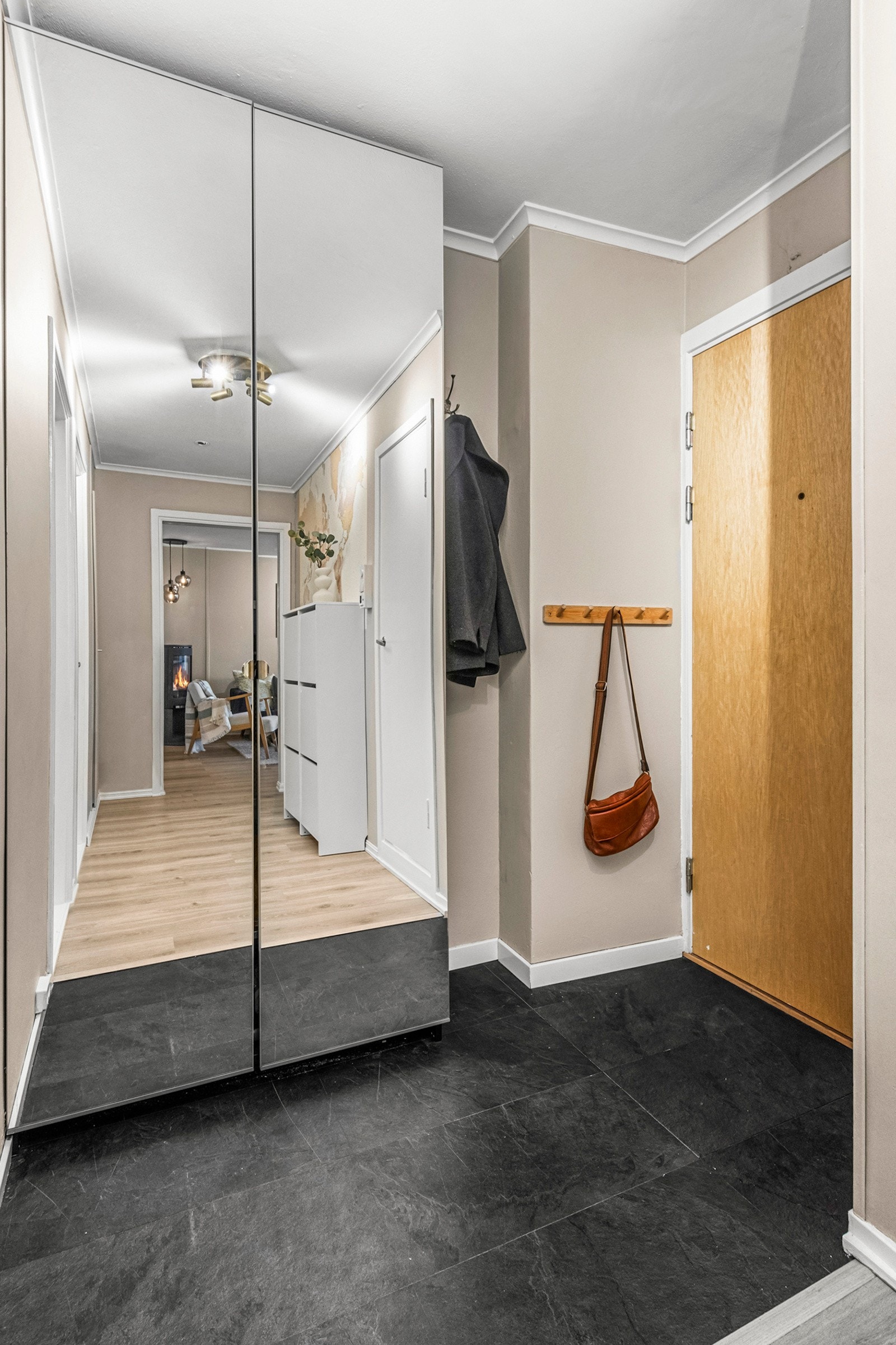 I gangen er det godt med lagringsplass i et dobbelt garderobeskap med speilfronter og et plassbygd garderobeskap. Galleribilde