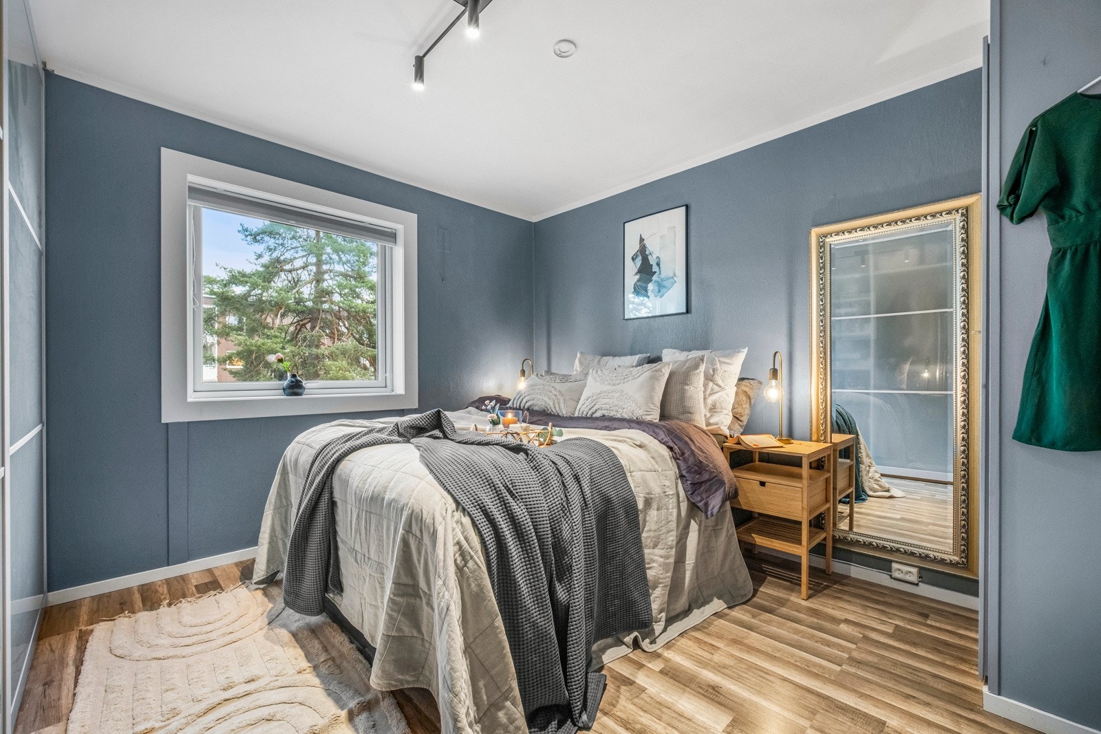 Leiligheten har tre gode soverom - alle med nordøstvendte vinduer. Rommene er malt i duse farger, med hvitmalt himling og laminatgulv i enstavs design. Galleribilde