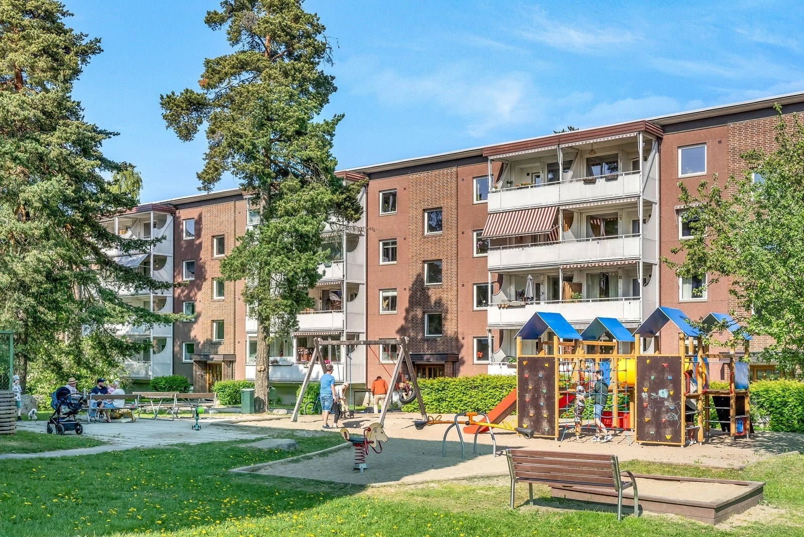 Borettslaget ligger i et hyggelig område og til glede for de minste er det også etablert flere lekeplasser i nærmiljøet. Fin lekeplass rett bak bygget. Galleribilde