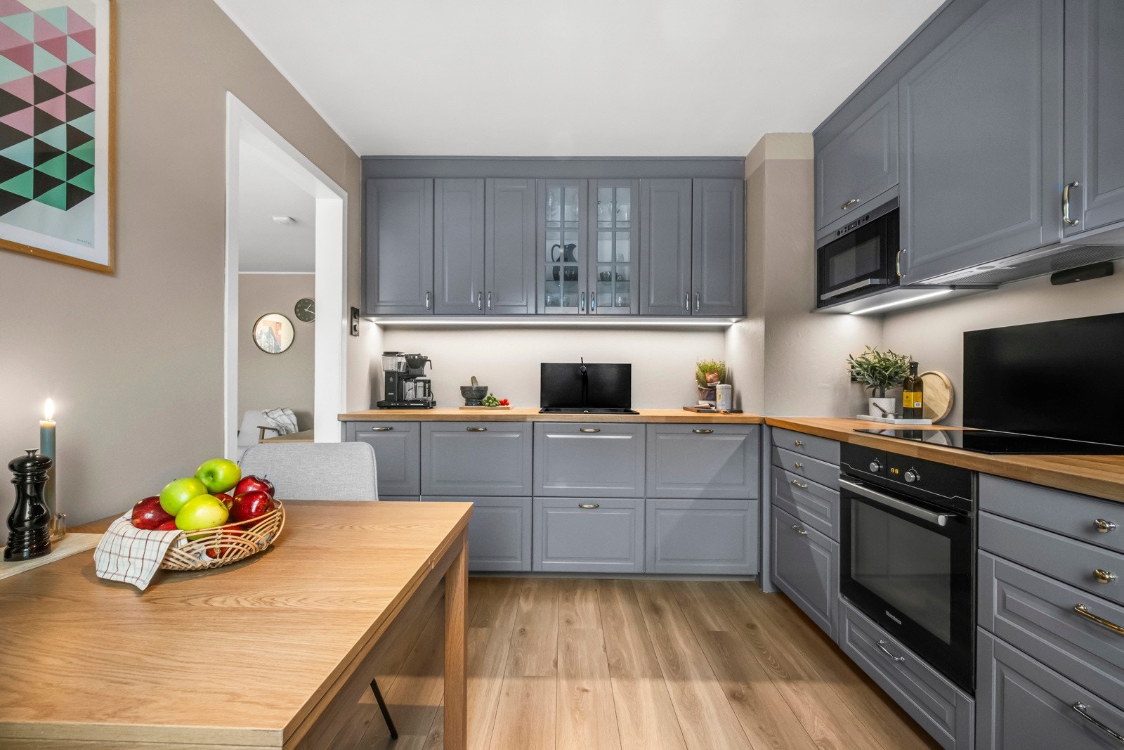 Kjøkkenet har integrert platetopp, stekeovn, oppvaskmaskin, kjøl/frys og kullfilterventilator. Både komfyrvakt og automatisk vannstopper er montert. Galleribilde