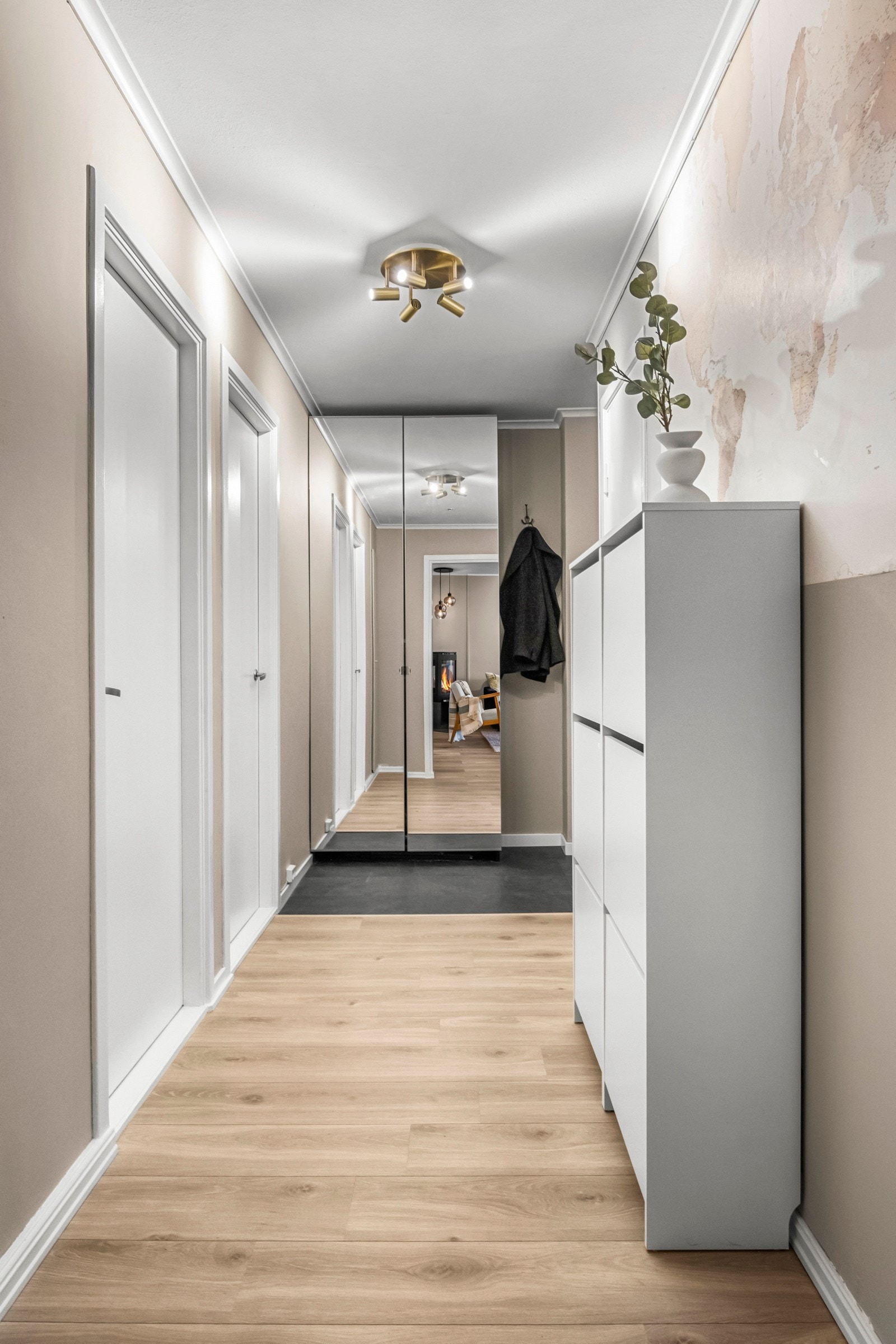 Velkommen inn i en lys og tiltalende leilighet med gjennomgående planløsning og velholdt standard. Galleribilde