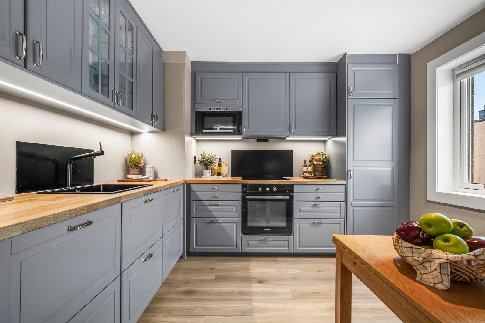 Kjøkkenet ligger i eget rom med vestvendt vindu, inngang fra stuen og god plass til frokostbord. Galleribilde