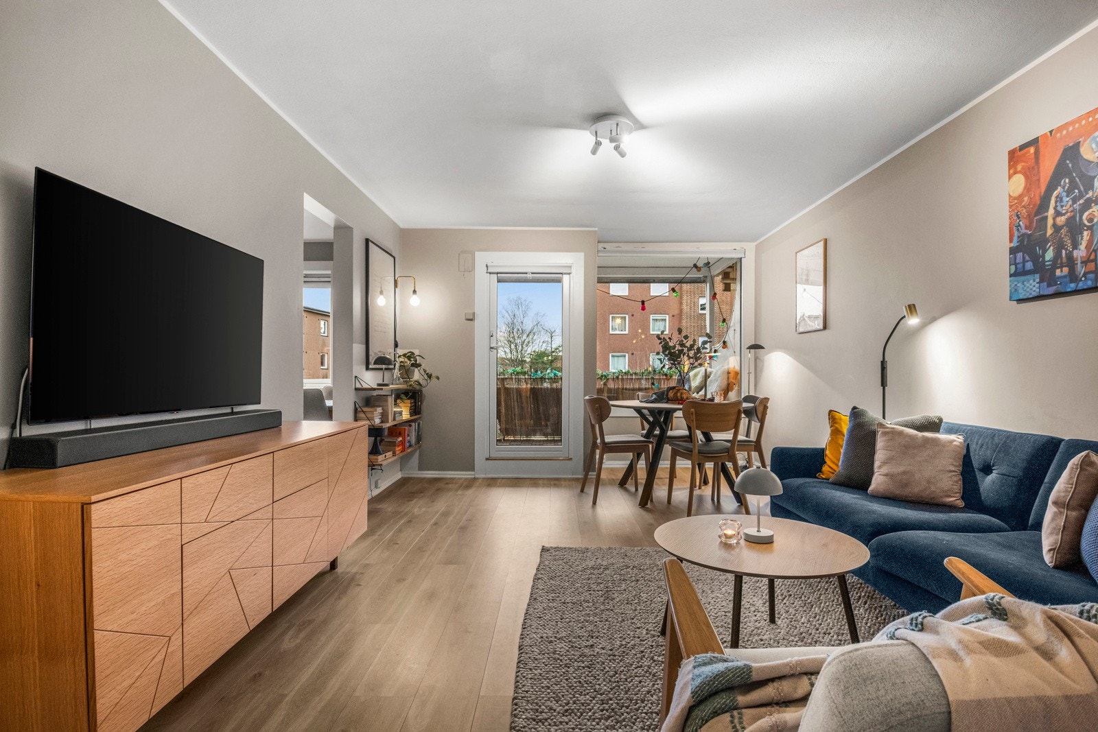 Stuen har et pent laminatgulv i enstavs design, glatte vegger malt i lyse, moderne toner og hvitmalt himling med spotbelysning. Galleribilde