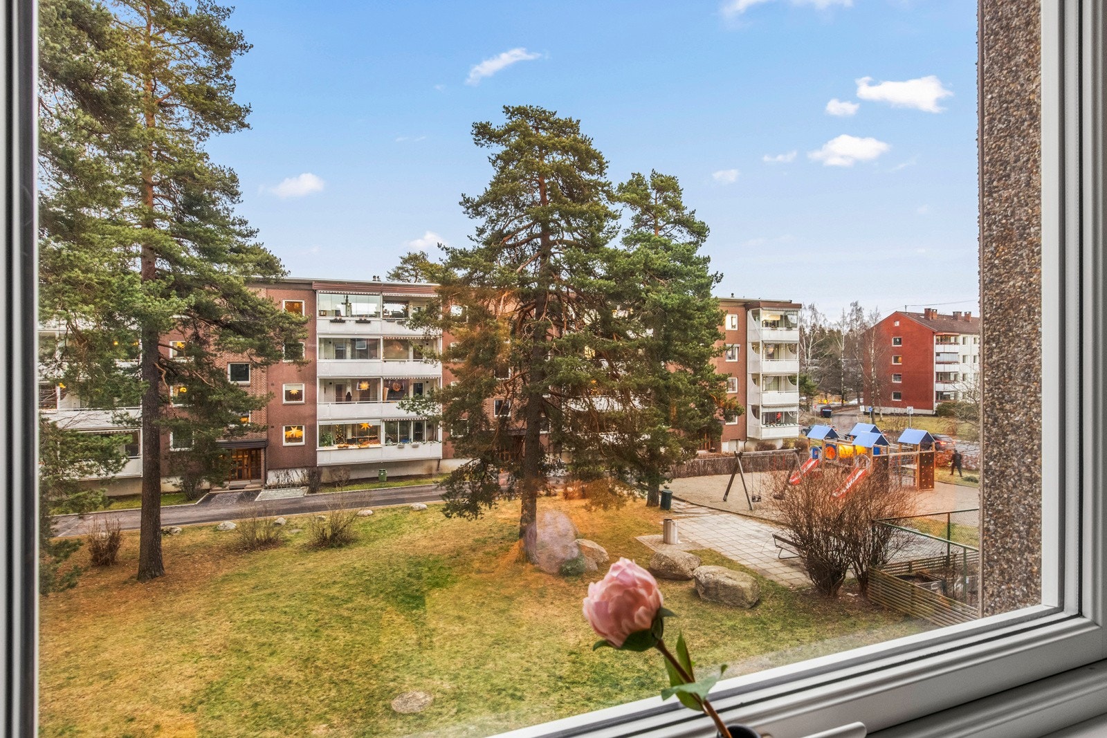 Alle soverommene ligger vegg-i-vegg i samme ende av leiligheten, og vender ut mot et rolig og hyggelig grøntareal hvor det er en fin lekeplass. Galleribilde