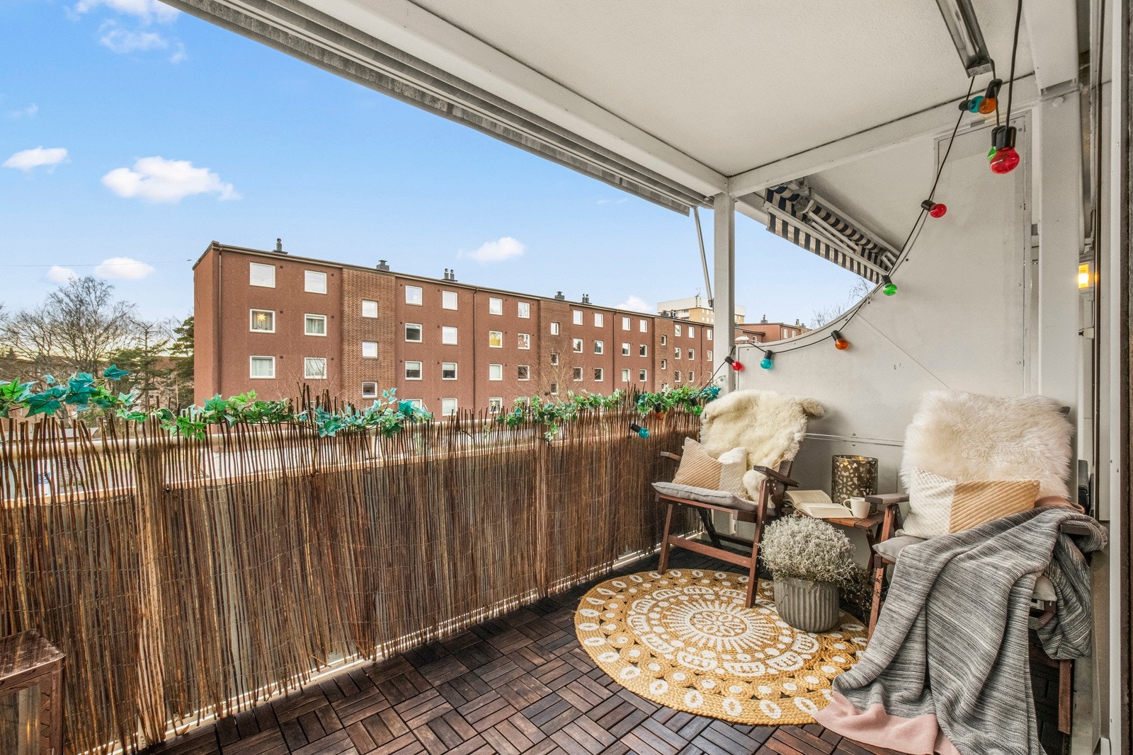 Fra stuen er det utgang til en romslig og vestvendt balkong på ca. 8 kvm. Det er montert markise fra 2015 og terrassevarmer i overbygget. Galleribilde