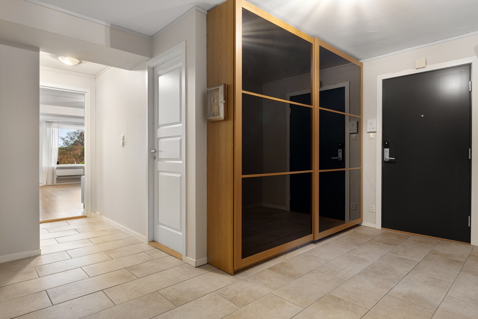 - Velkommen inn - dine gjester møtes av en romslig og god hall - Galleribilde