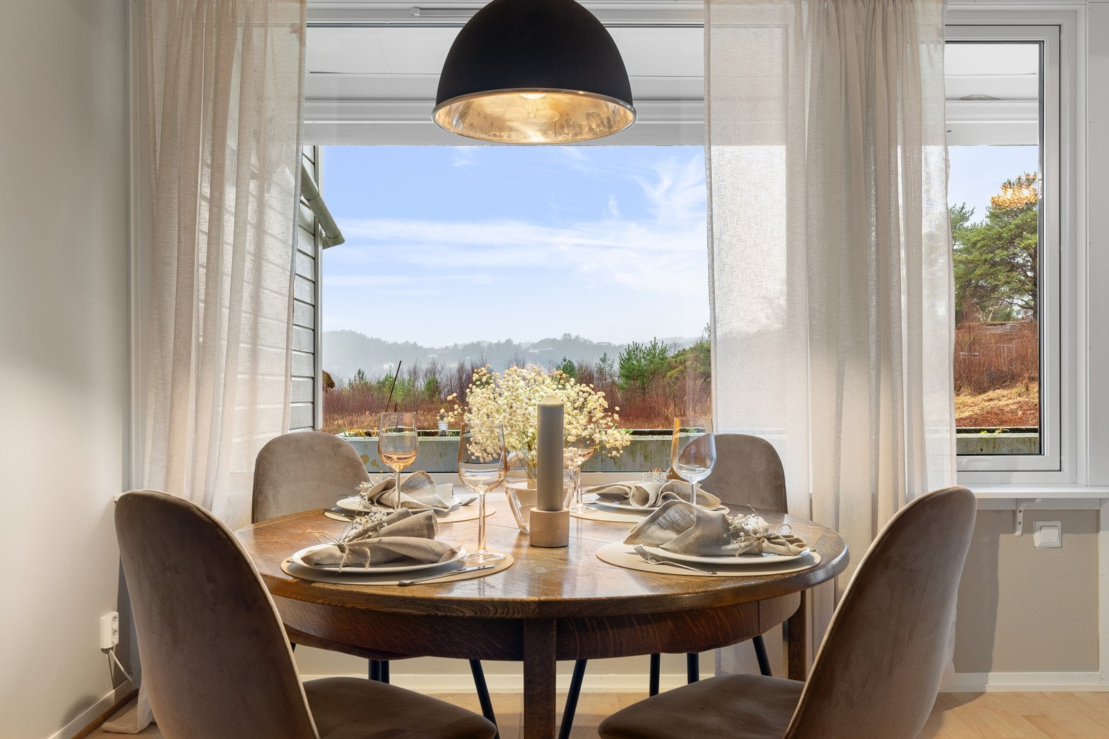 - Utsiktsrik og romslig spisestue - Galleribilde