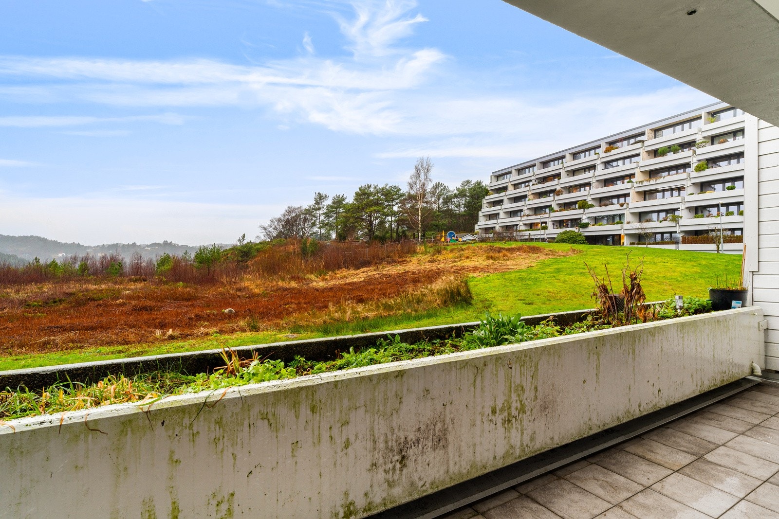 - Stor felles tomt med flere lekeplassen, den nærmeste er rett utenfor hoveddøren, og her er både ballbinge og akebakke - Galleribilde