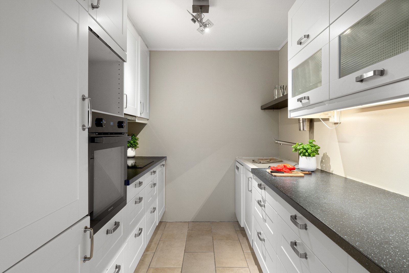 -Godt og praktisk kjøkken med profilerte fronter - Kjøkkenet er på ca. 15 kvm - Galleribilde