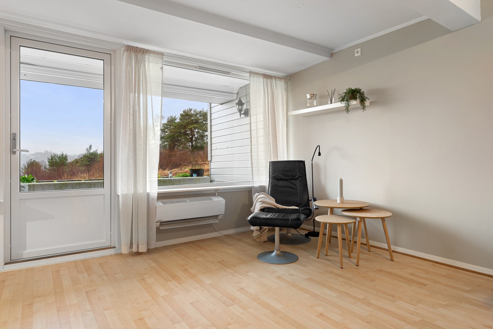 - Stuen er romslig med god plass til møblering og ommøblering - Stuen er på 27,6 kvm - Galleribilde