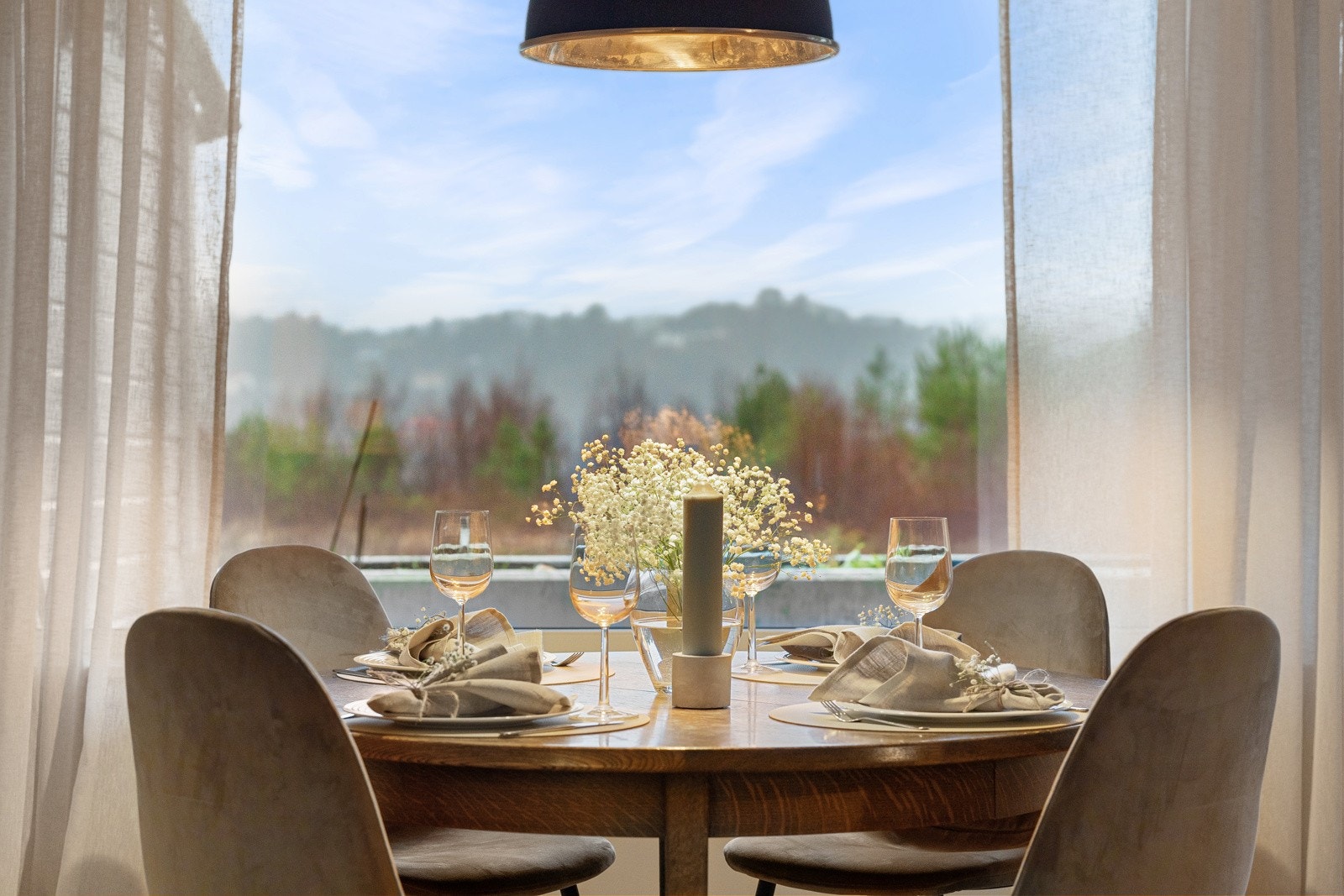 - Ved flere anledning har hjorten kommet helt til terrassen - du lever tett på naturen - Galleribilde