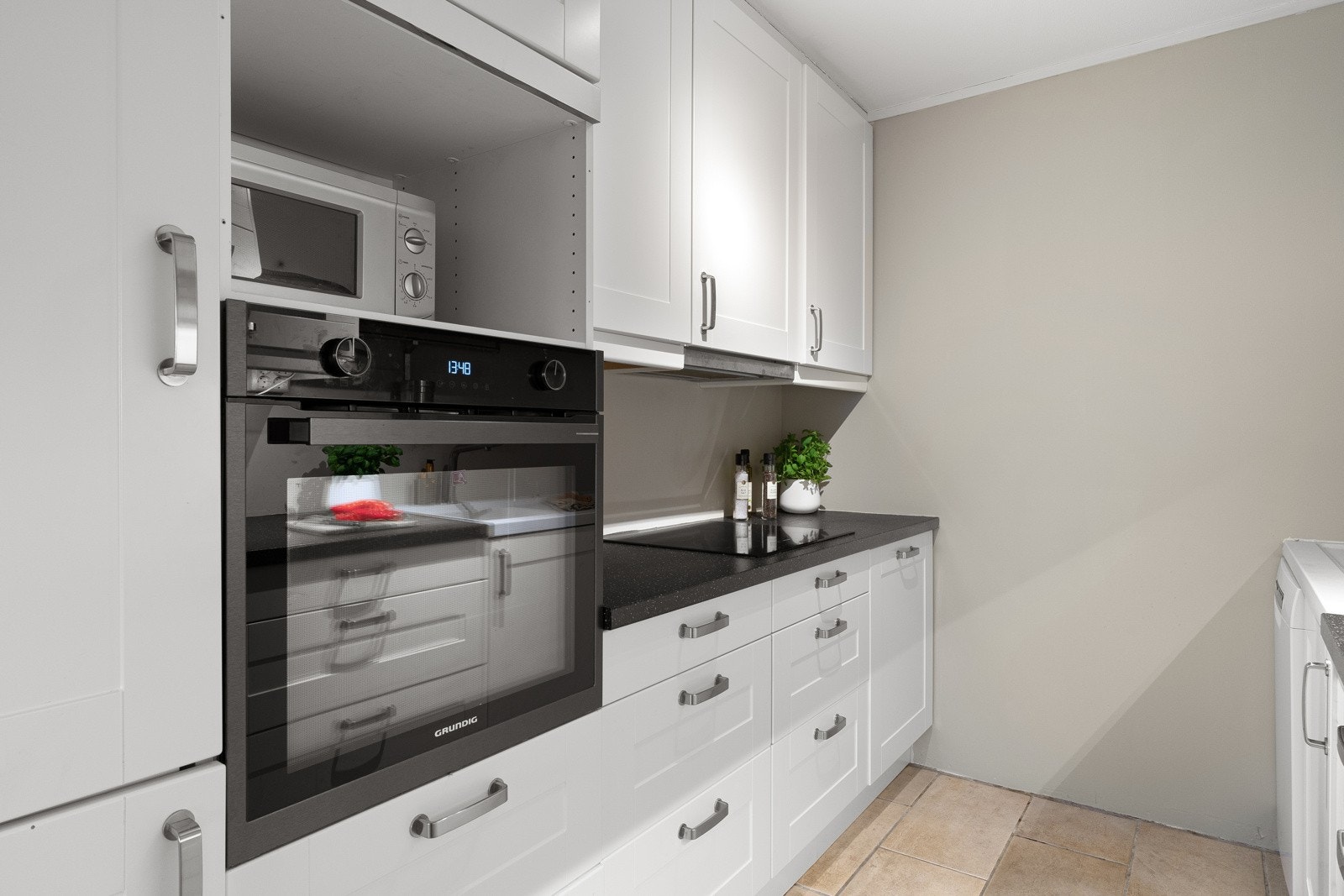 -. Kjøkkenet har integrert induksjonsplatetopp og stekeovn - Galleribilde