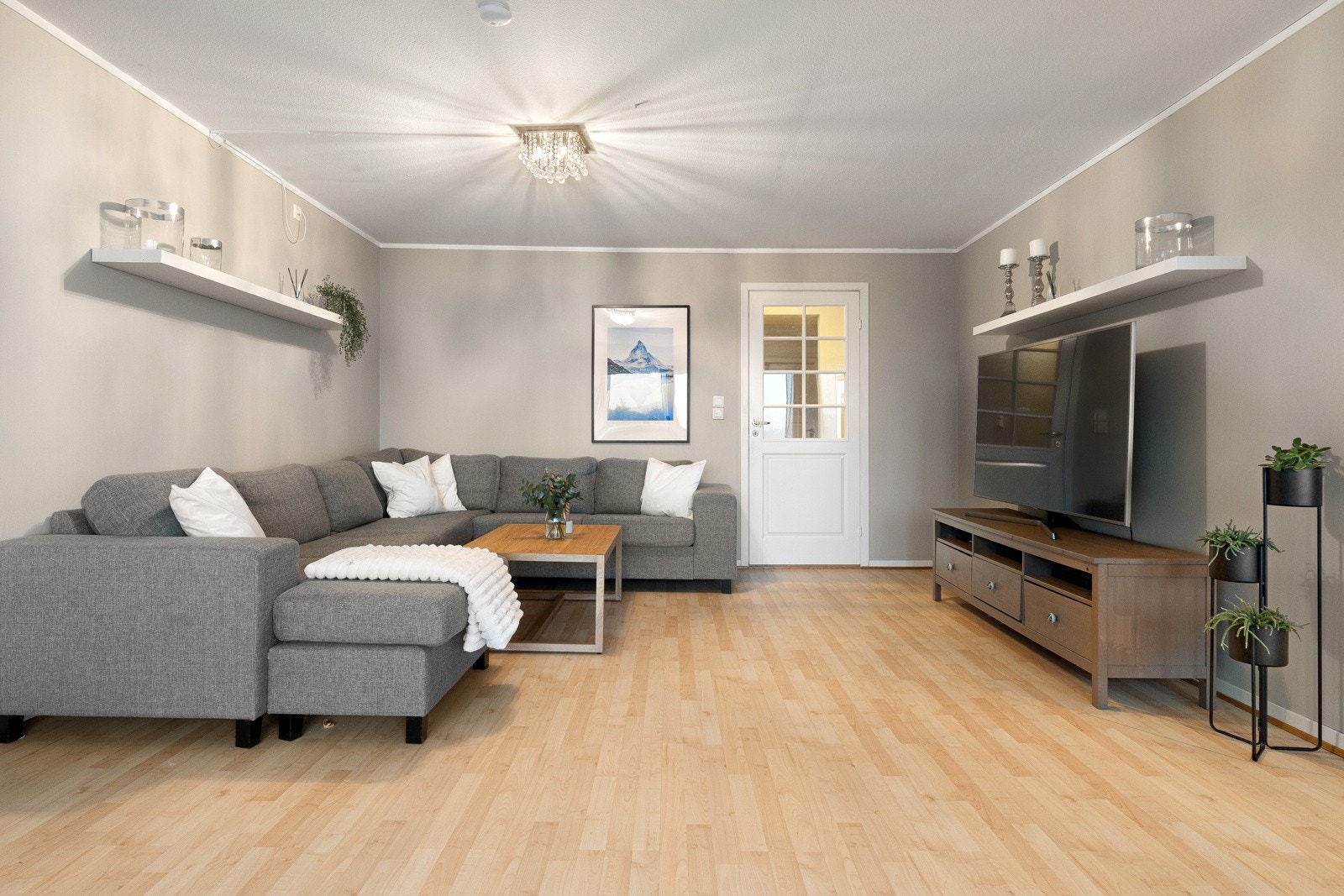 - Det er kort avstand til skole, barnehage og buss - Galleribilde