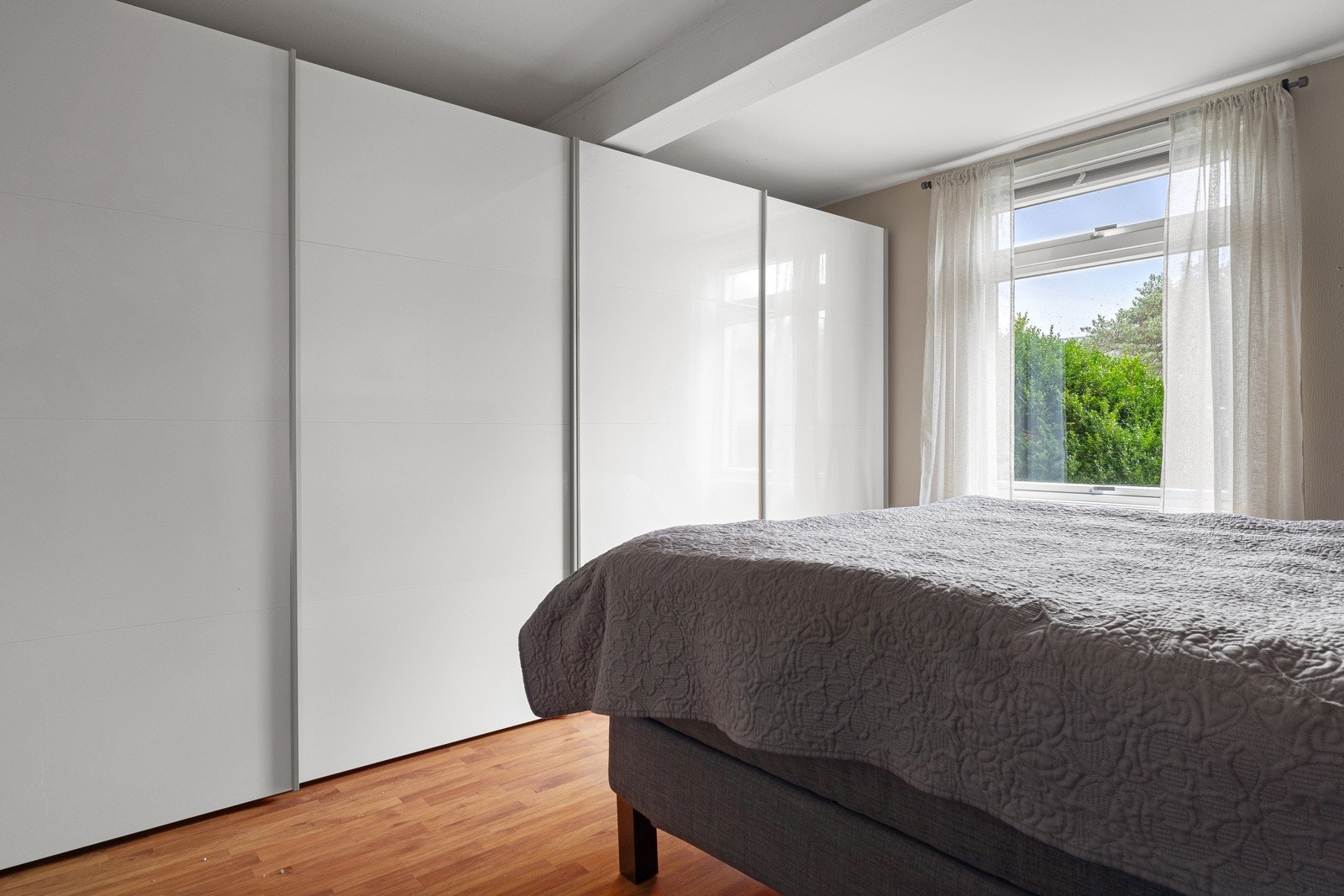 - Godt med skapplass på soverom - Galleribilde