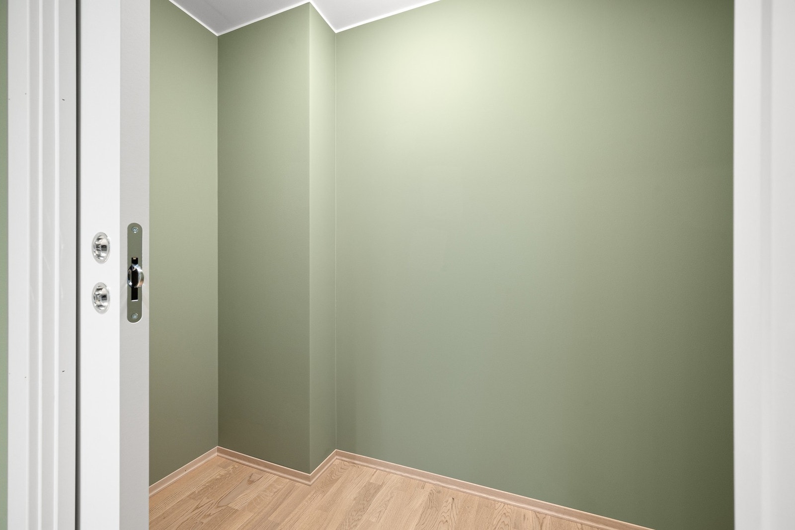 Soverom på 12 kvm + bod er malt i Green Harmony - Fargen er den perfekte naturlige grønntonen for deg som liker innslag av natur, varme tresorter og lunetoner. Galleribilde