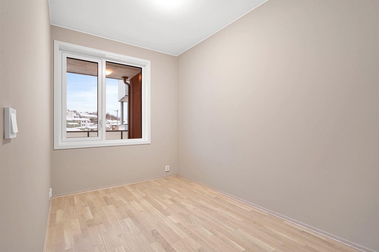 Leiligheten disponerer til sammen 3 soverom på 6,5 og 7,5 kvm. Galleribilde