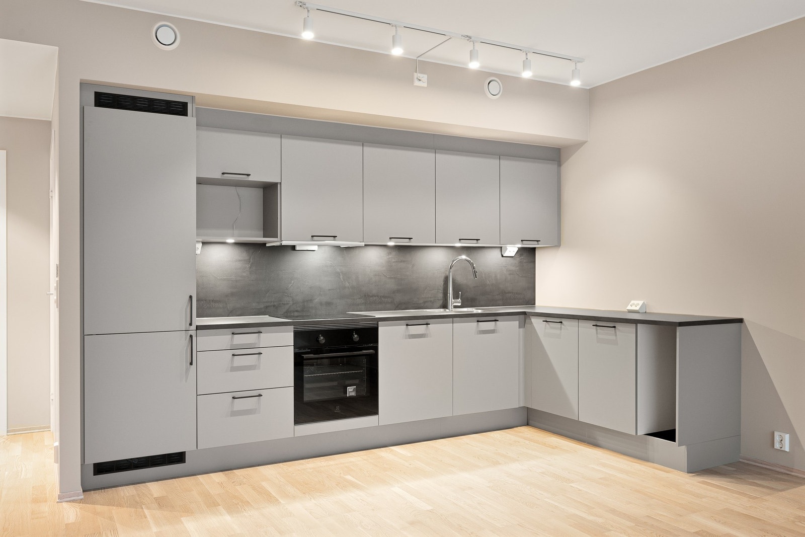 Svært flott kjøkken fra HTH (type Stockholm) med integrerte hvitevarer fra Electrolux og ovn i sort utførelse. Kjøkkenet er også oppgradert med blant annet med utvidet benk i vinkel. Det er satt av skapplass til innfelt mikro og vinskap. Galleribilde