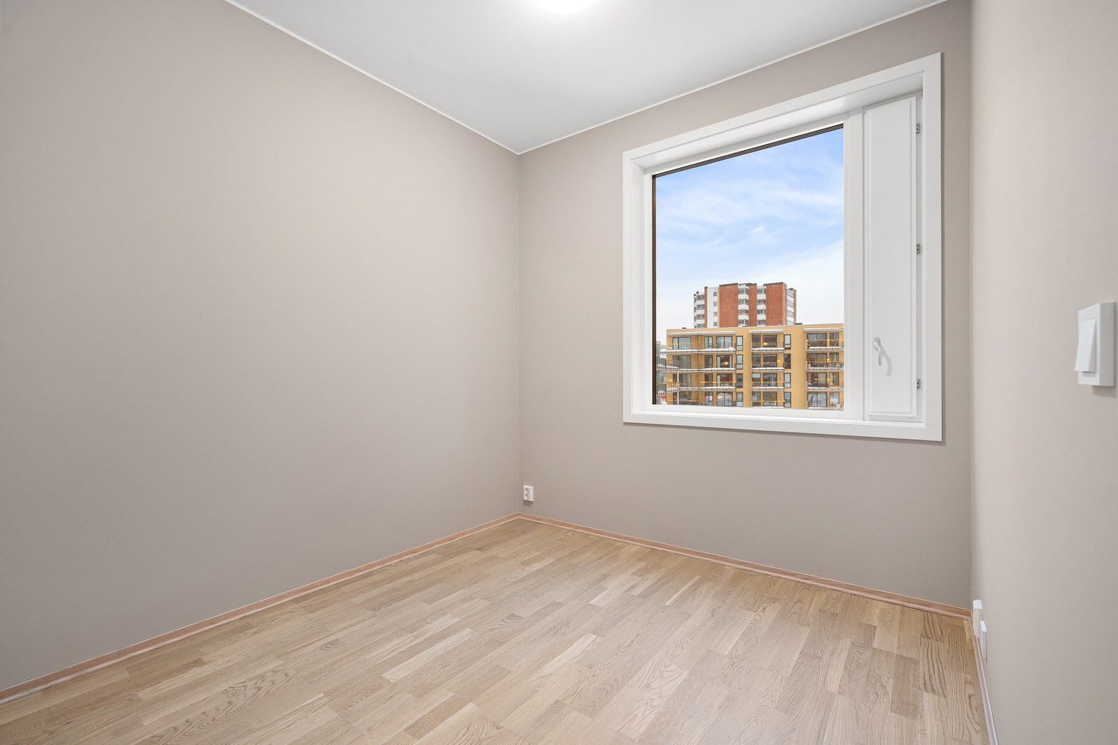 Dette soverommet er malt i samme farge som stue - Macchiato, en rødaktig beige tone. Galleribilde