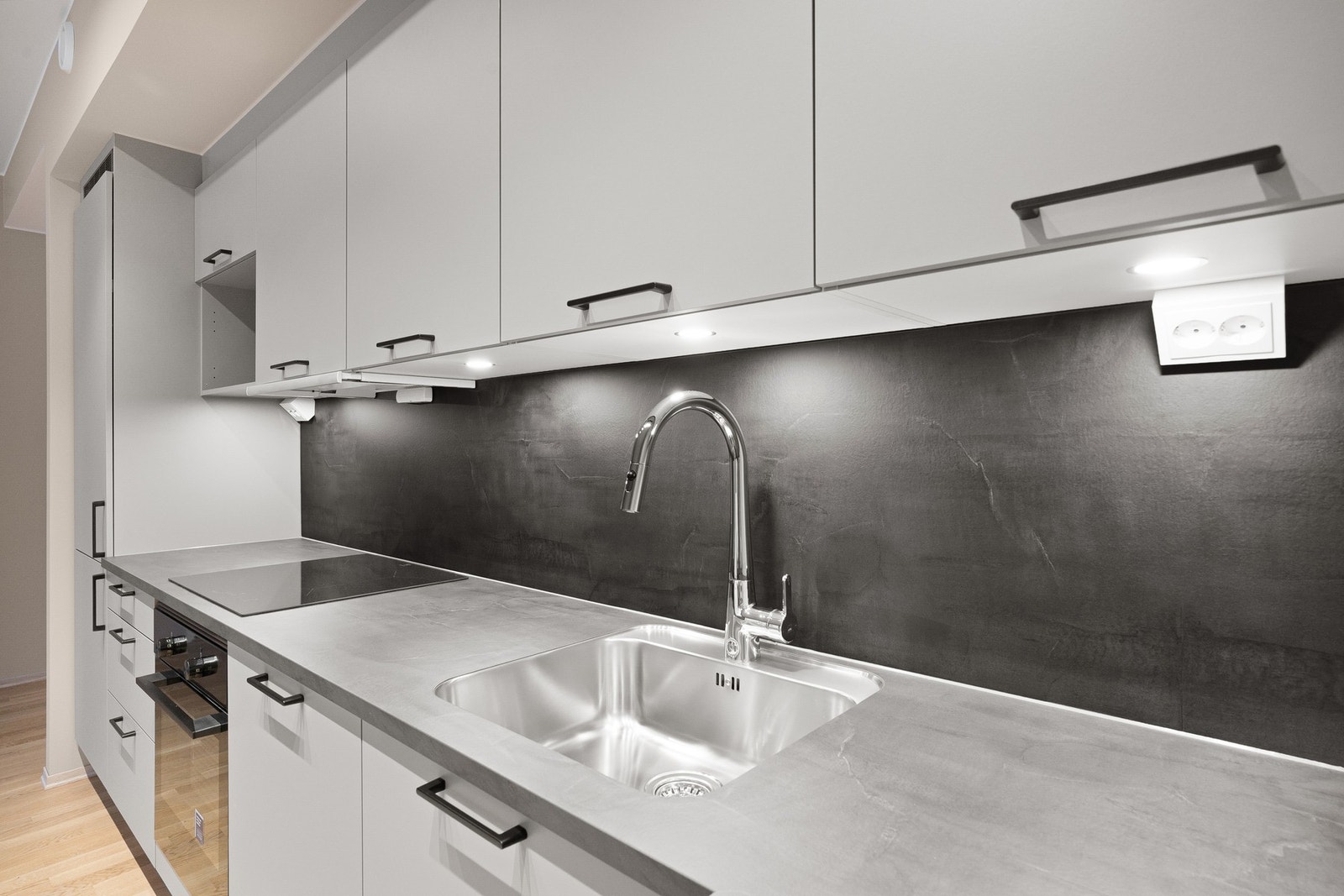 Kjøkkenet har godt med oppbevaringsmuligheter og har LED-spot i bunn av overskap. For å se en full oversikt over oppgraderinger, se "standard". Galleribilde