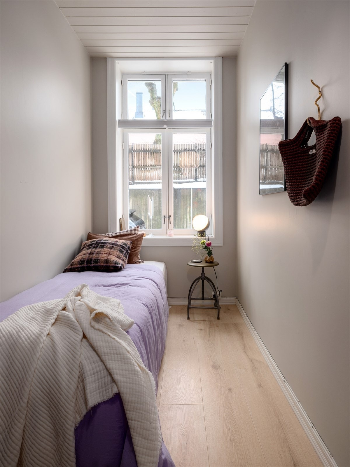 Soverommet vender inn mot sameiets 3 parkeringsplasser i rolig stikkgate (blindvei). Galleribilde