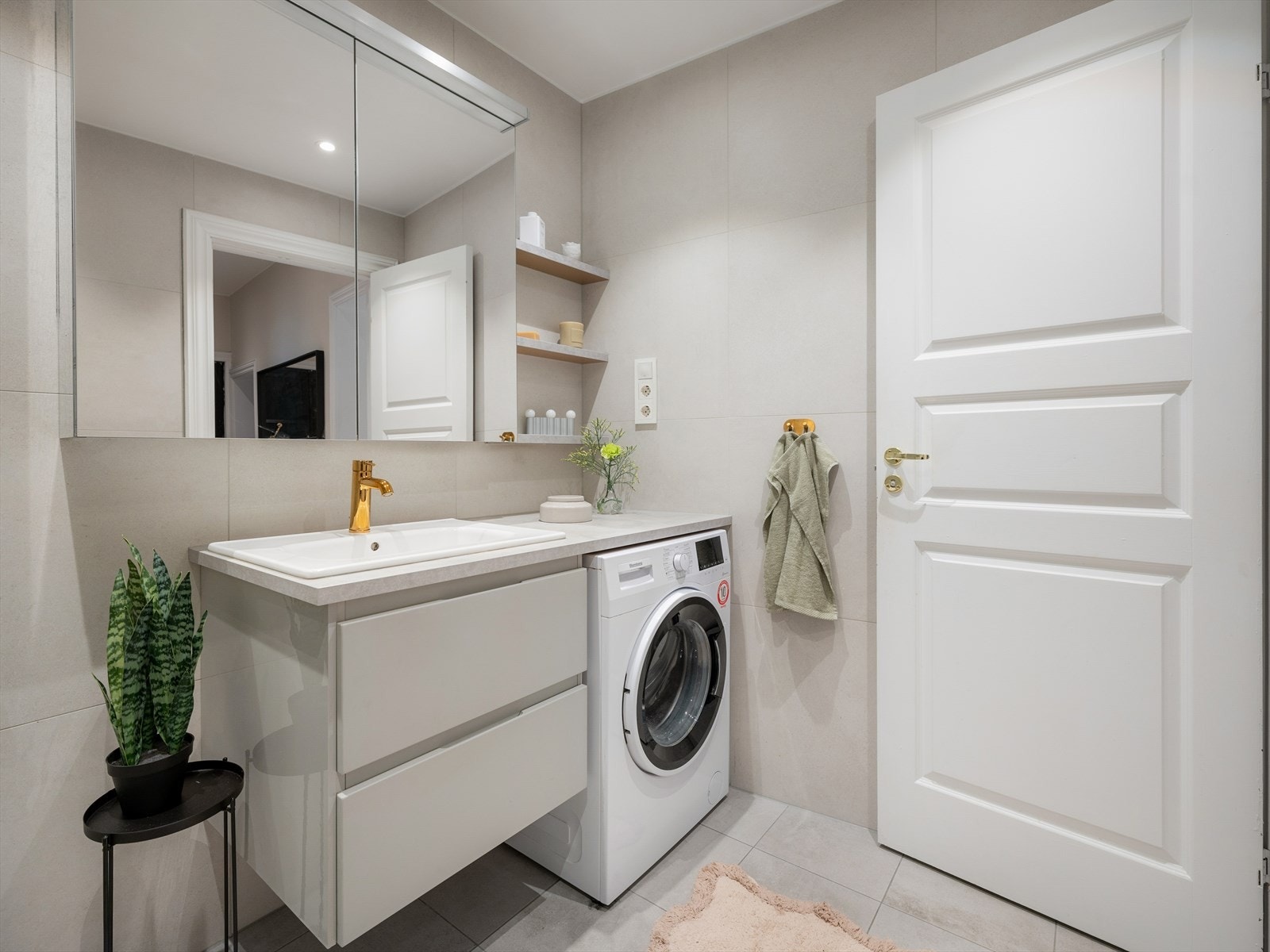 Badet er svært tiltalende og har gode oppbevaringsmuligheter i speilskap. Opplegg for vaskemaskin i egen nisje. Galleribilde