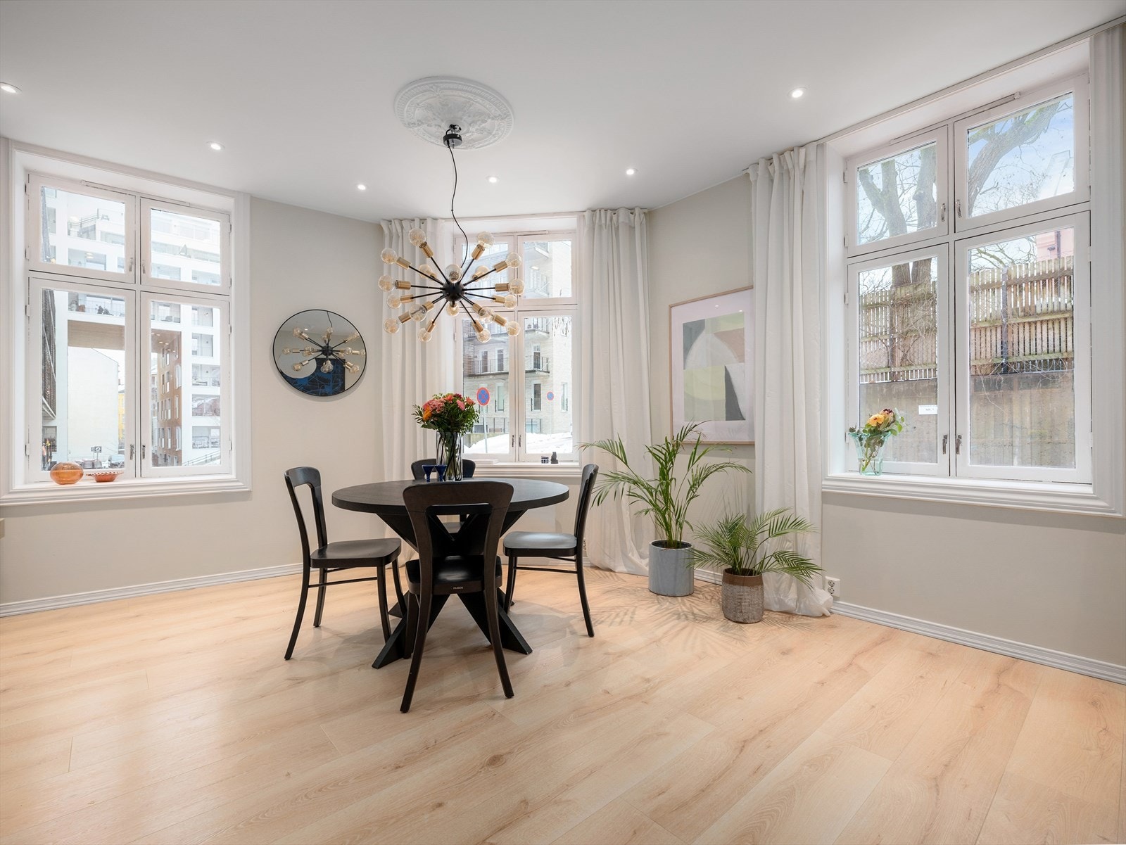 Store vindusflater på tre sider gir svært godt lysinnslipp og god romfølelse. Galleribilde