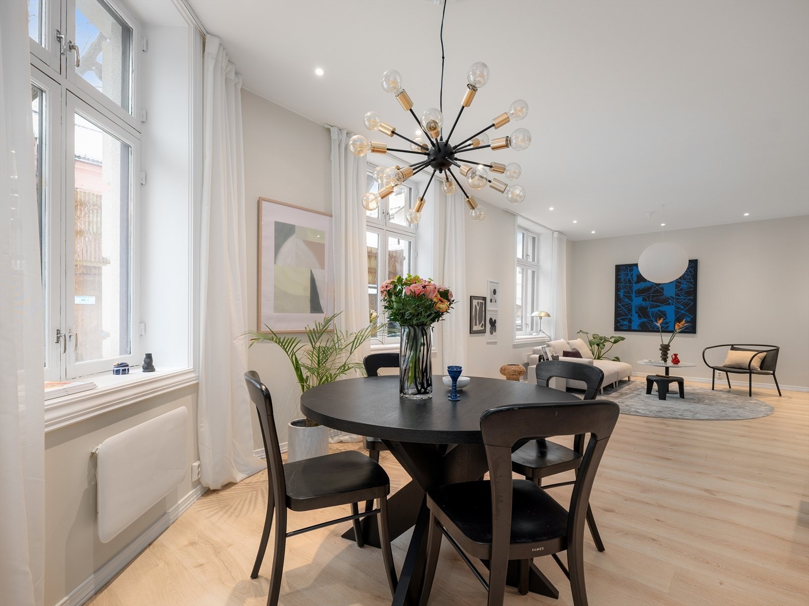 Svært lekre farge- og materialvalg er gjennomgående for hele boligen. Galleribilde