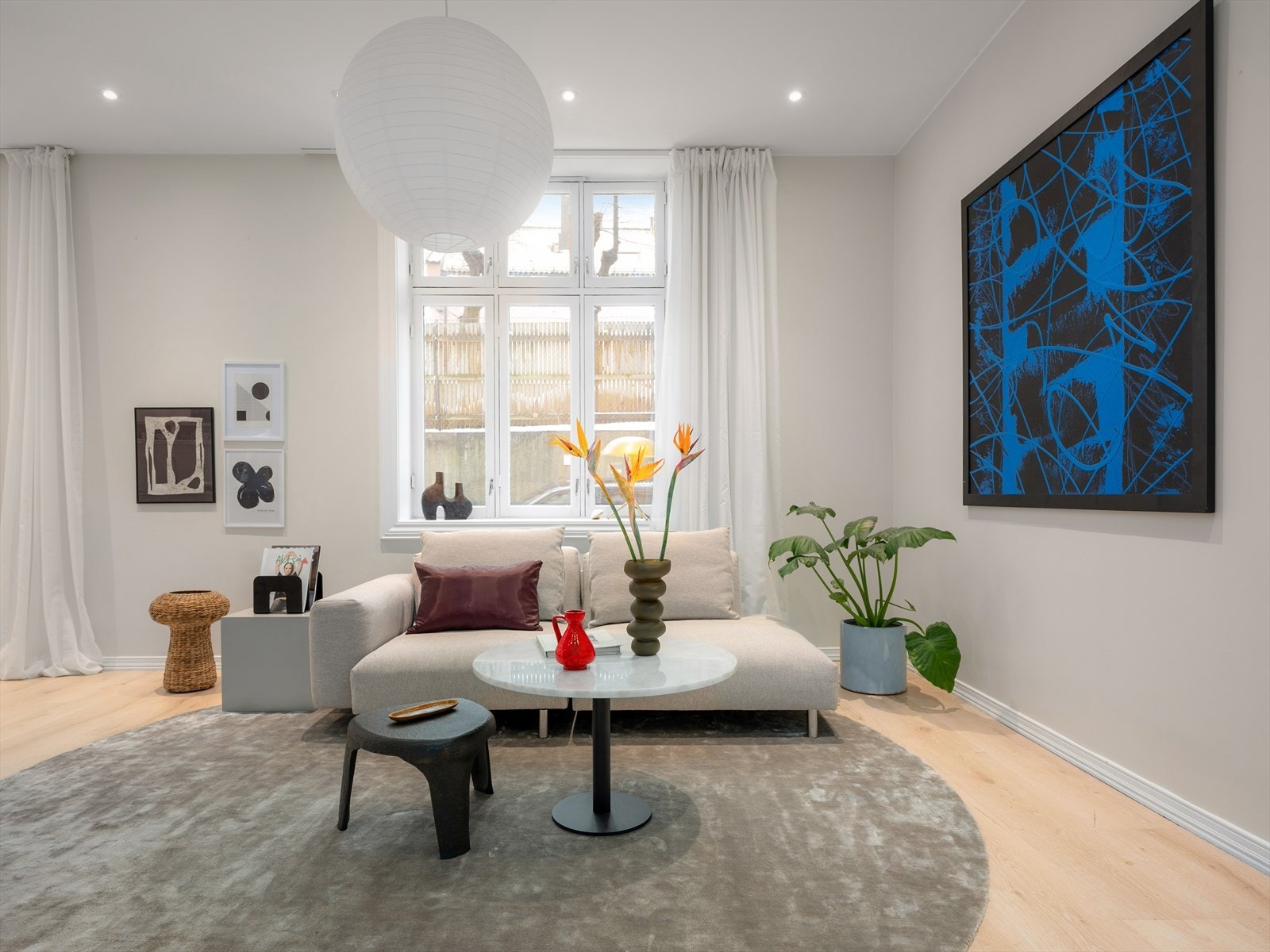 Stuen har flotte klassiske vinduer som slipper inn godt med naturlig lys, samt gir hyggelig utsyn mot nabolaget. Det er montert downlights i himling med reguleringsstyrke. Galleribilde