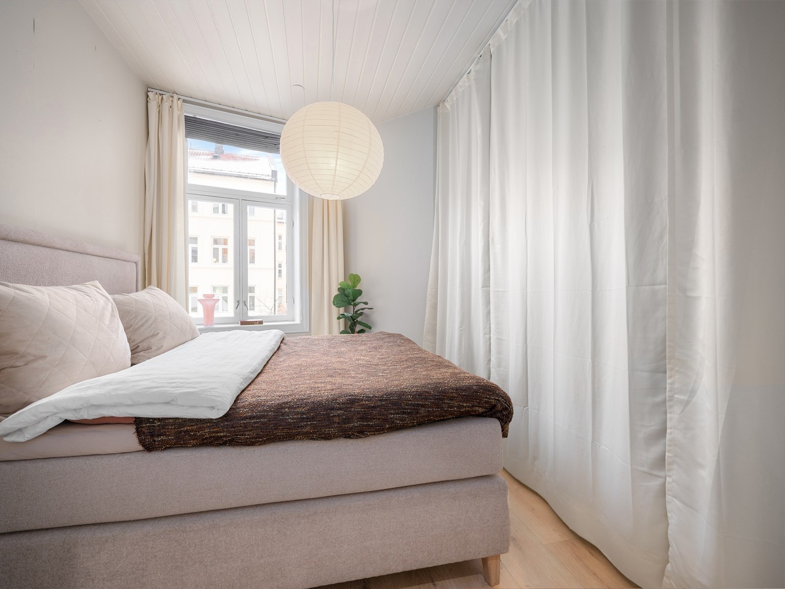 Hovedsoverommet er av generøs størrelse og vender i sin helhet inn mot rolig bakgård. Galleribilde