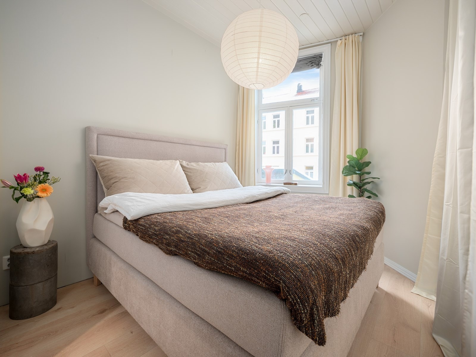 Svært god romfølelse på soverommet med store vindusflater og takhøyde på ca 2,80 m. Galleribilde