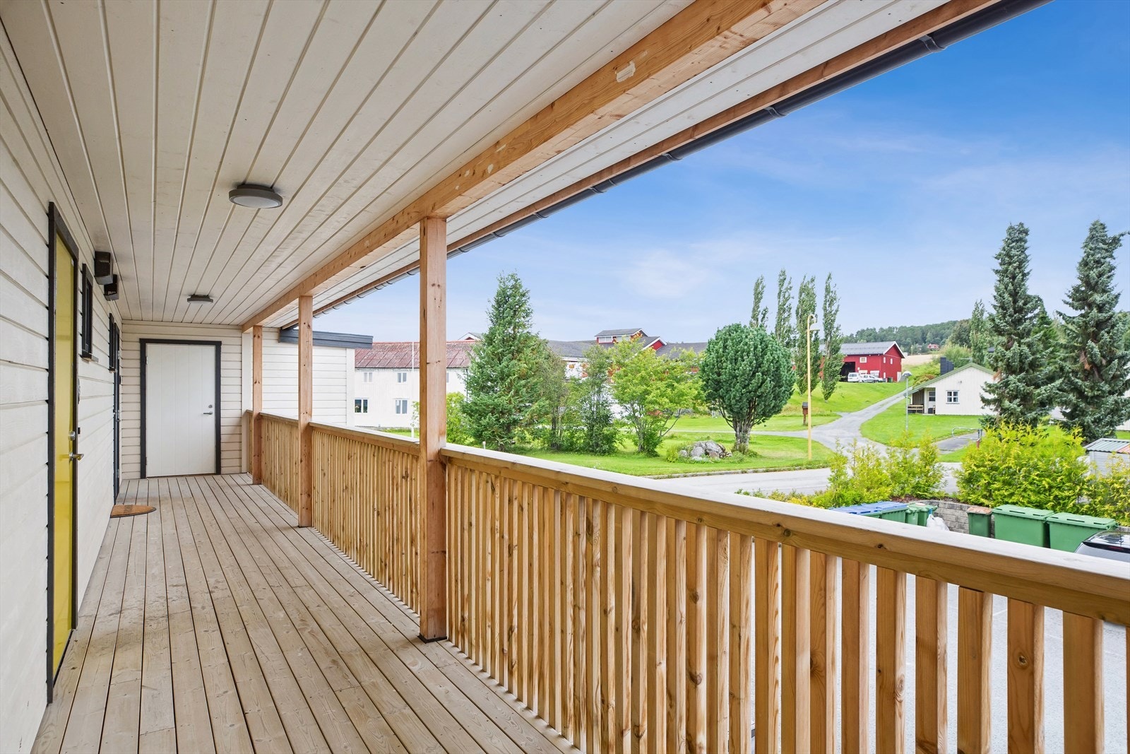 Inngang fra svalgang gir leiligheten en gjennomgående planløsning. Galleribilde