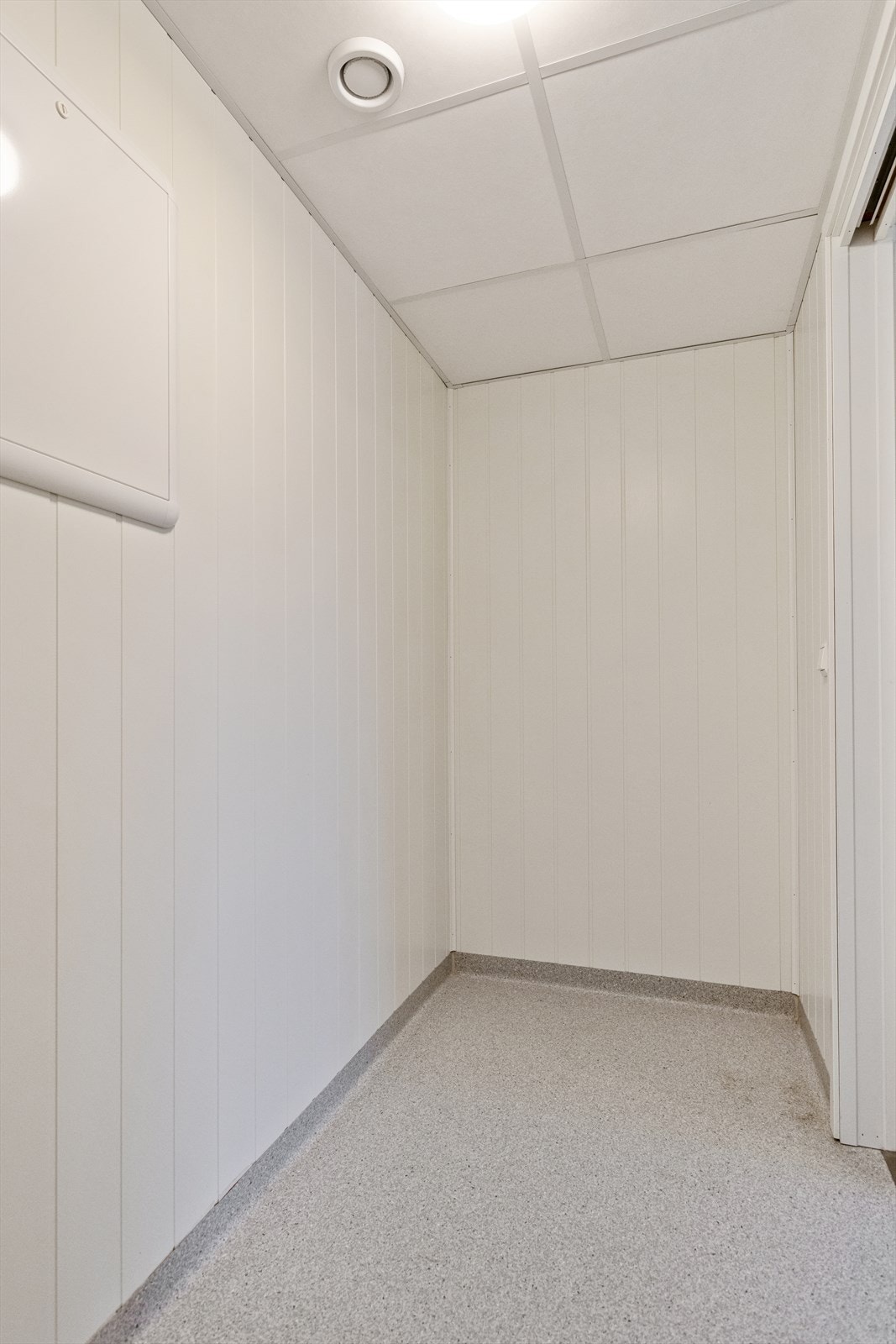 Praktisk bod som gir ekstra lagringsplass rett ved soverommet, perfekt for klær, sesongartikler eller annet utstyr. Galleribilde