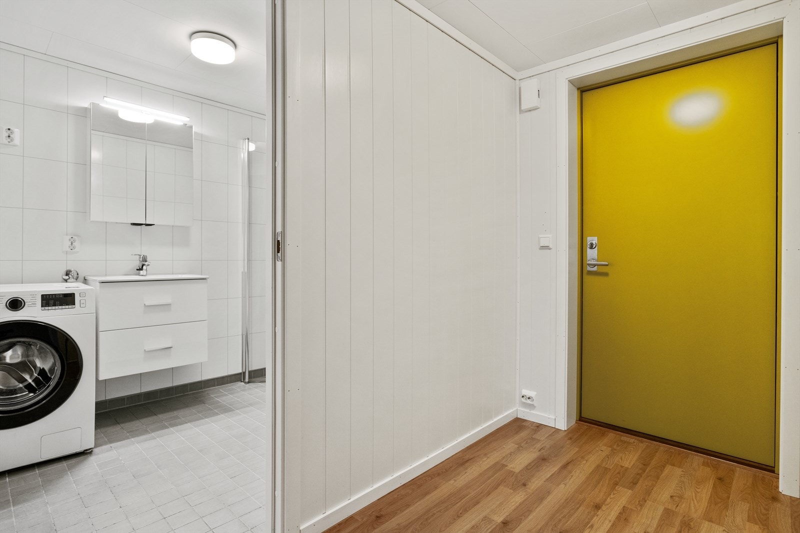 Entréen er utstyrt med panelplater og laminatgulv som harmonerer med resten av boligen. Galleribilde