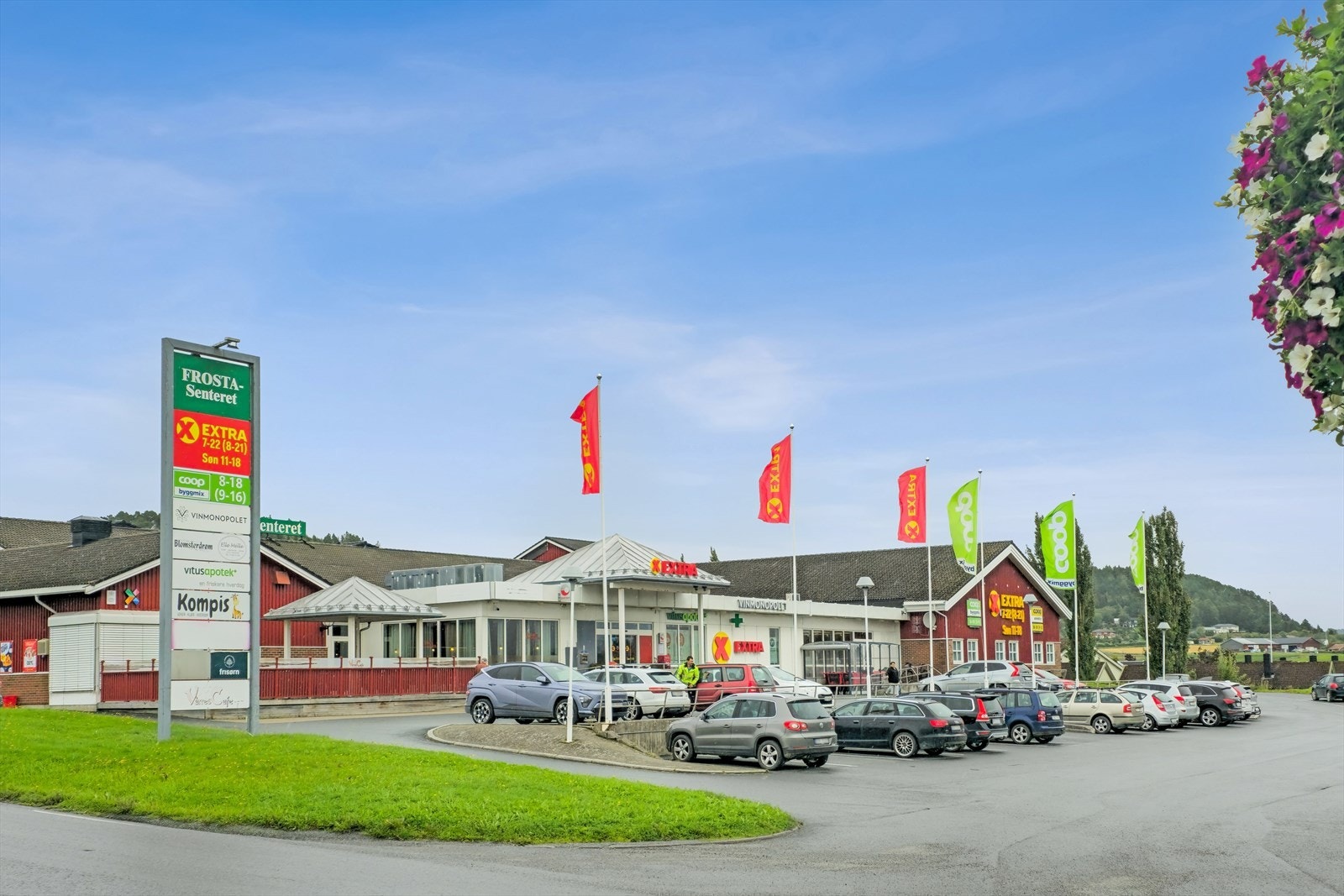 Bussen stopper rett utenfor døra, og fra leiligheten er det umiddelbar nærhet til to dagligvarebutikker Galleribilde