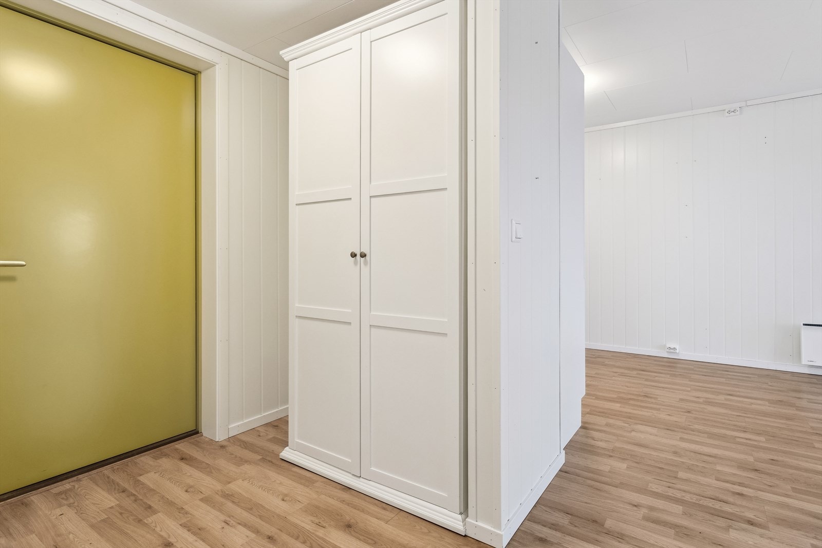 Leiligheten har en hyggelig entré med god plass til oppheng av klær og sko, og direkte tilgang til stue og kjøkken. Galleribilde