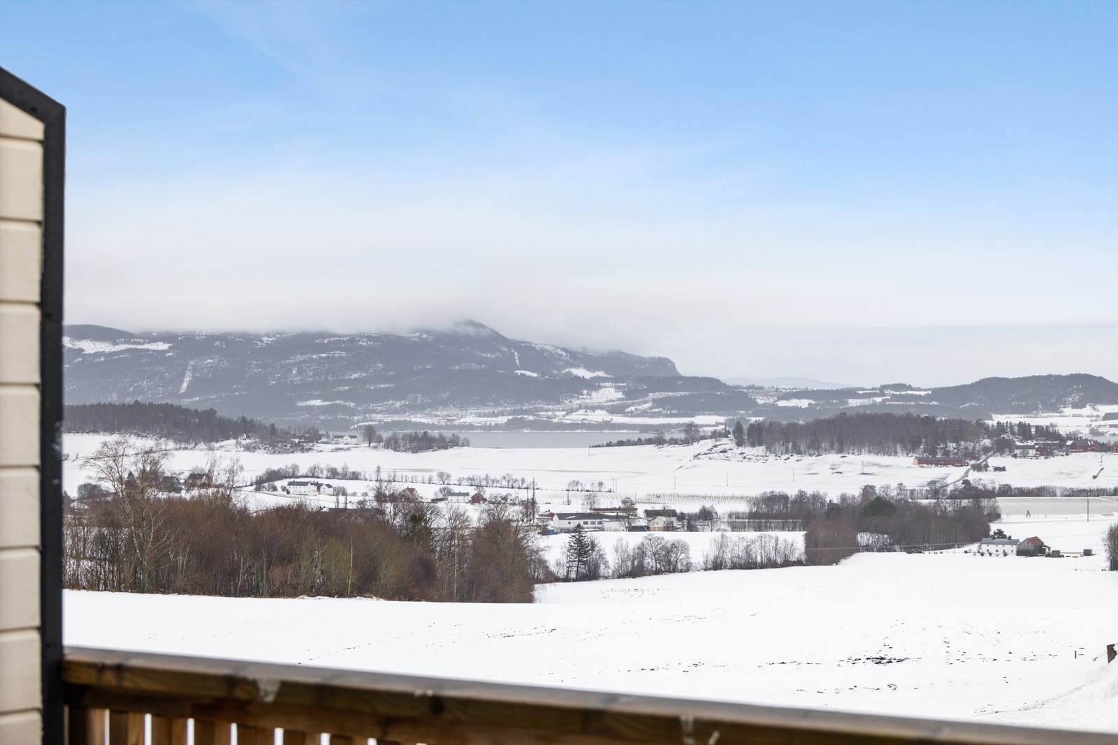 Her viser utsikten seg fra sin beste side, og balkongen innbyr til både stille stunder og lange, sosiale kvelder. Galleribilde