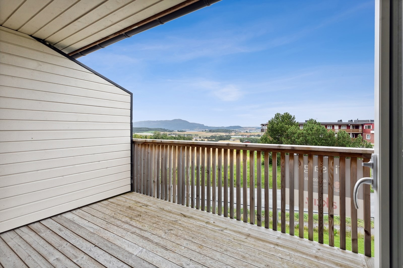 Utenfor stuen har leiligheten en herlig og delvis overbygd balkong på ca. 8 kvm. Galleribilde