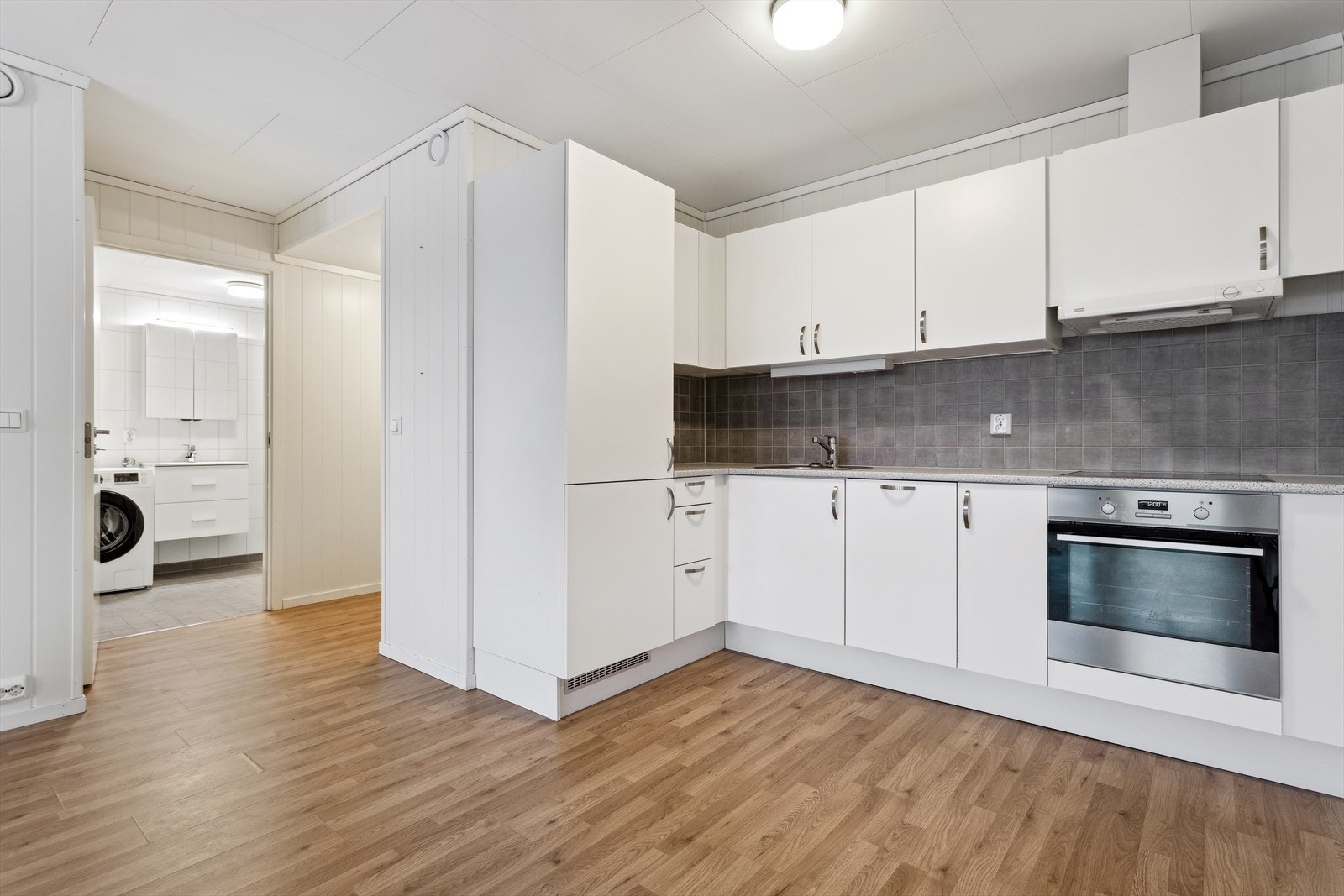 Kjøkkenet er praktisk og stilrent med god arbeidsflate, nedfelt oppvaskkum og ventilator over kokesonen. Galleribilde