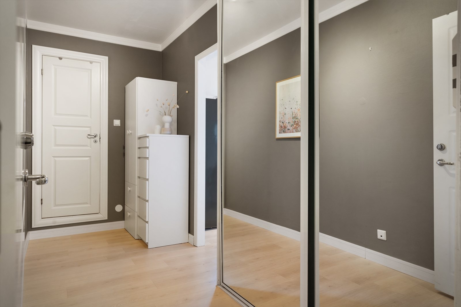 - Etréen er 6,8 m² med god plass til å henge fra seg yttertøy - Galleribilde