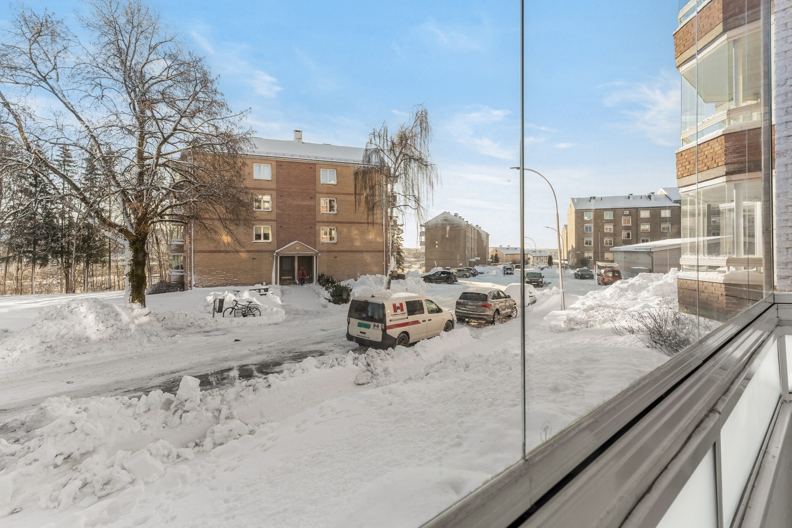 Glassvinduene kan enkelt skyves til siden for å slippe inn frisk luft, og skaper en fleksibel løsning året rundt. Galleribilde