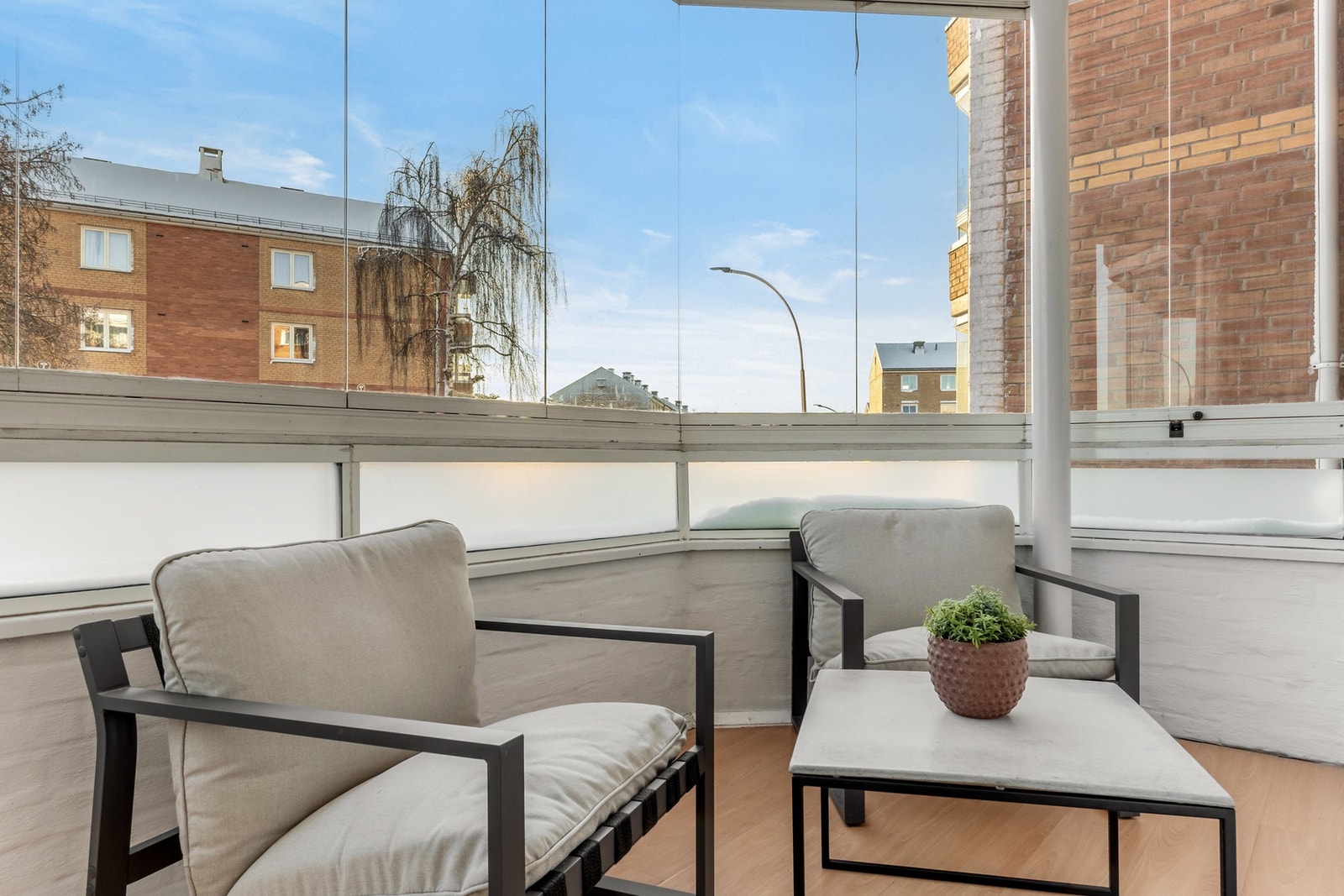 Balkongen har plass til grill og utemøblement - perfekt for å lage en hyggelig oase hvor du kan nyte både morgenkaffen og sene sommerkvelder. Galleribilde