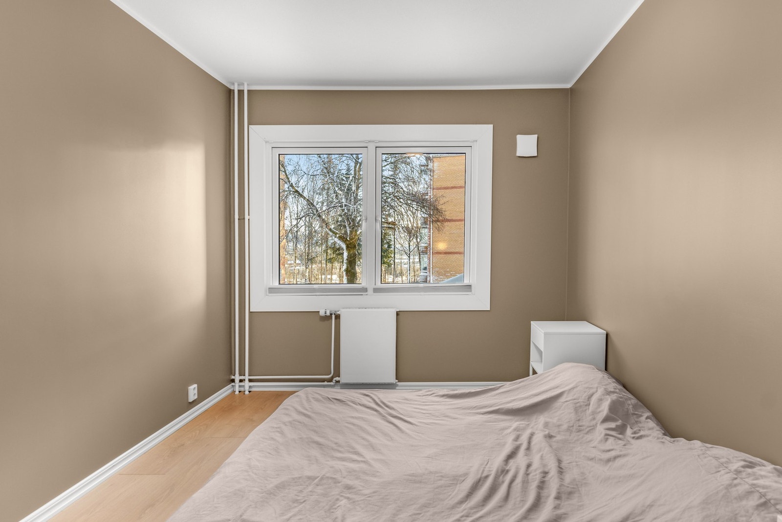 Det store vinduet fra 2016 bidrar godt til med lys og gir en behagelig atmosfære. Galleribilde