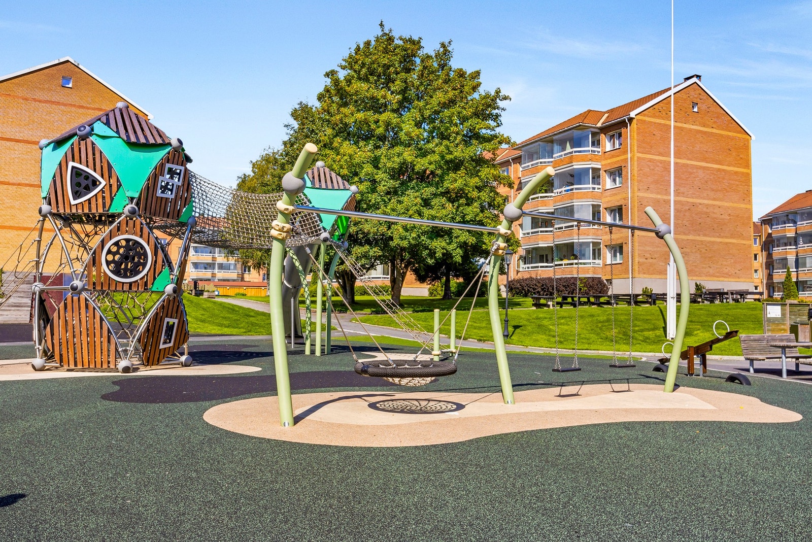 I borettslaget finner man flere lekeapparater som de minste barna kan få gleden av. Galleribilde