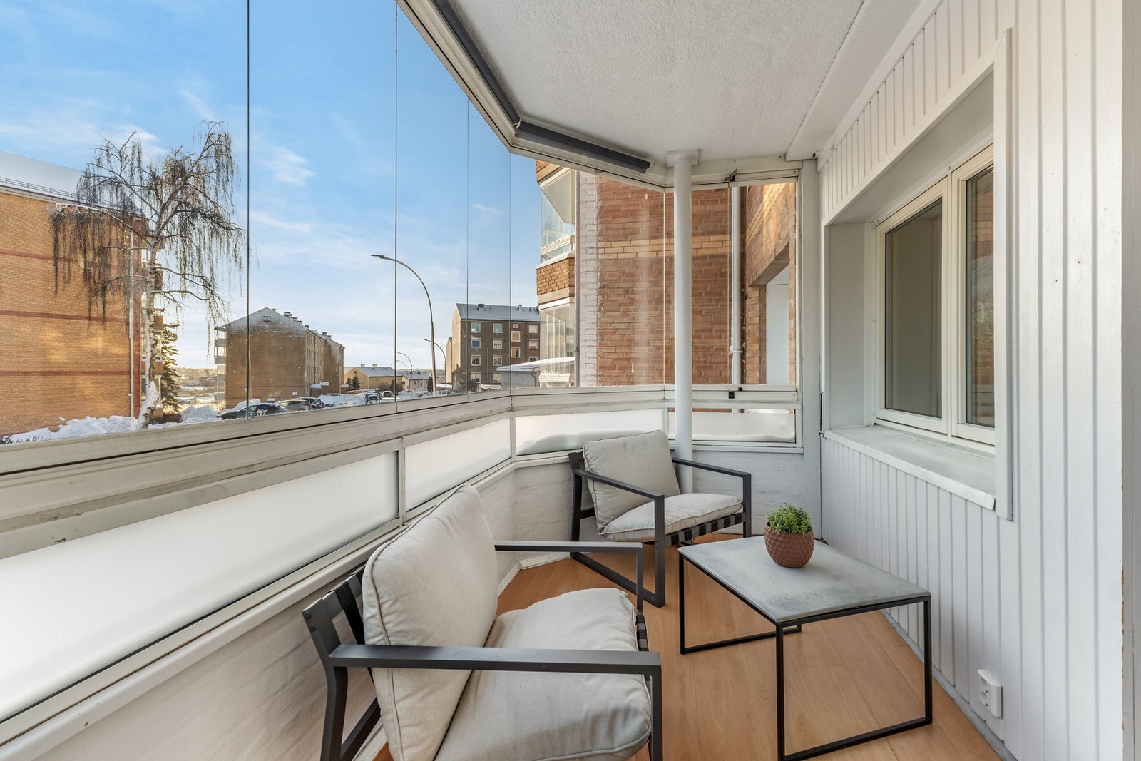 Den innglassede balkongen på ca. 9 m² er en forlengelse av stuen og byr på et herlig uterom til boligen. Galleribilde