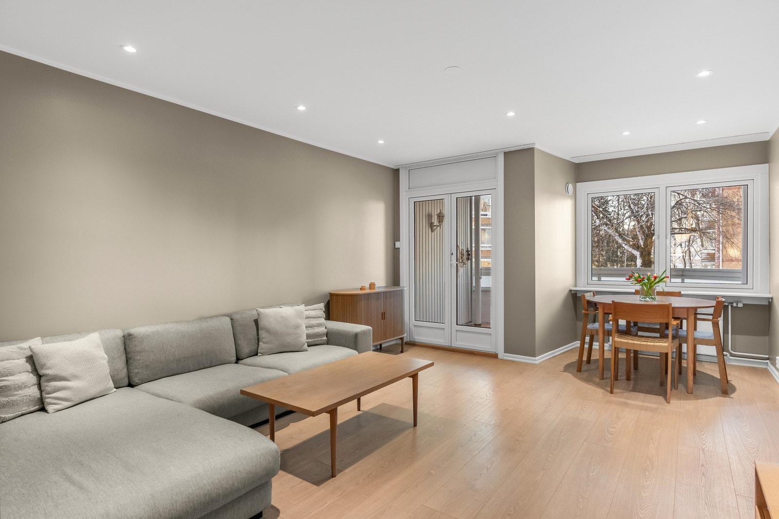 Houssam Ben Zrelli ved EIE eiendomsmegling har gleden av å presentere denne innbydende og moderne 3-roms leiligheten! Galleribilde