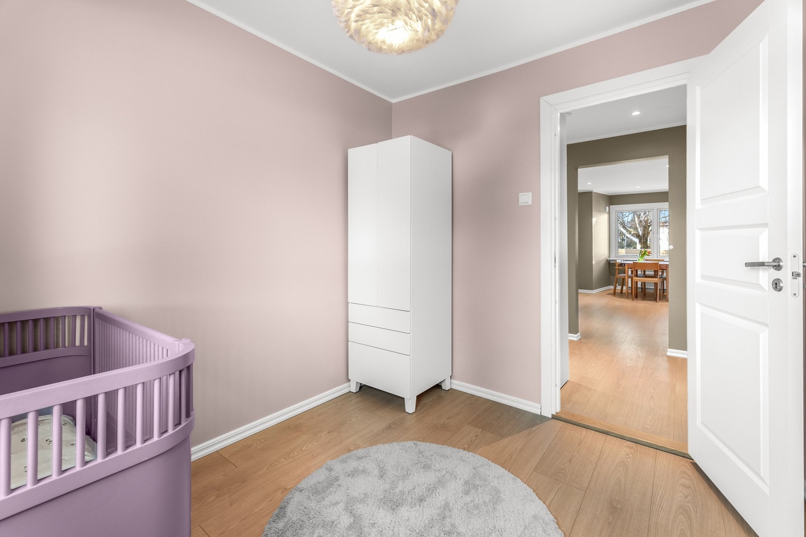 Her finner du også et klesskap for praktisk oppbevaring. Med de samme gjennomgående fargevalgene og laminatgulvet, er begge rommene harmoniske og klare til å tilpasses etter dine ønsker og behov. Galleribilde