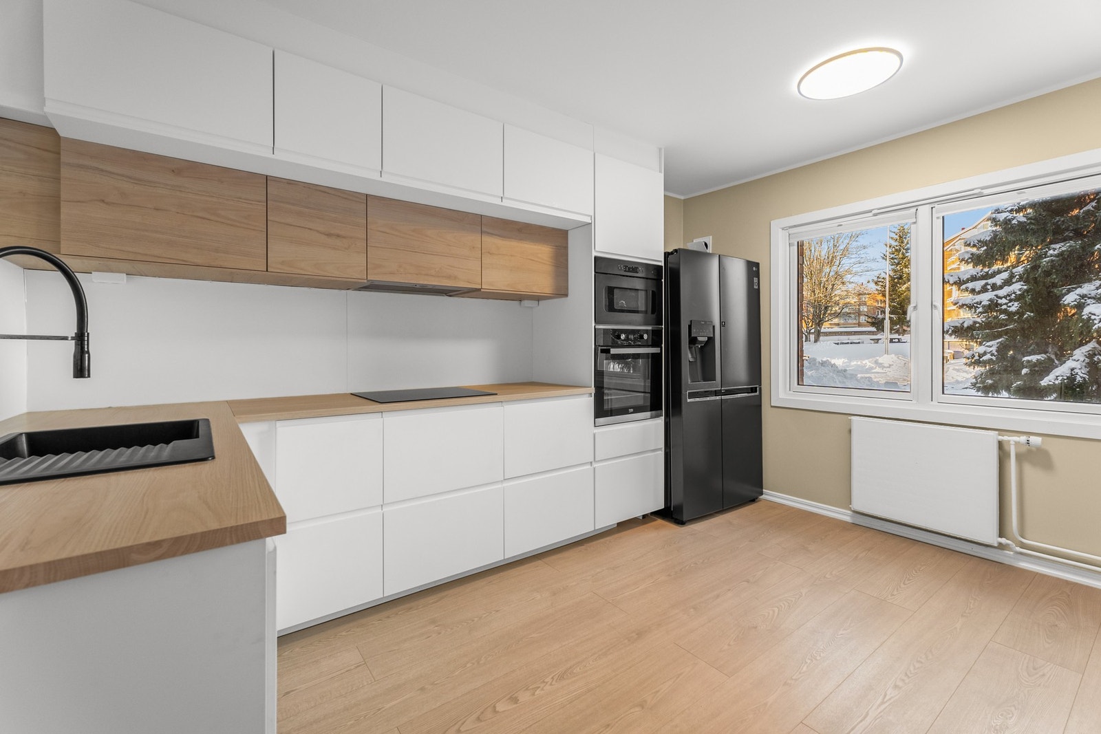 Kjøkkenet er utstyrt med hvitevarer som komfyr, platetopp, oppvaskmaskin og ventilator over kokesonen. Det er også avsatt plass til kjøleskap og mikrobølgeovn. Galleribilde